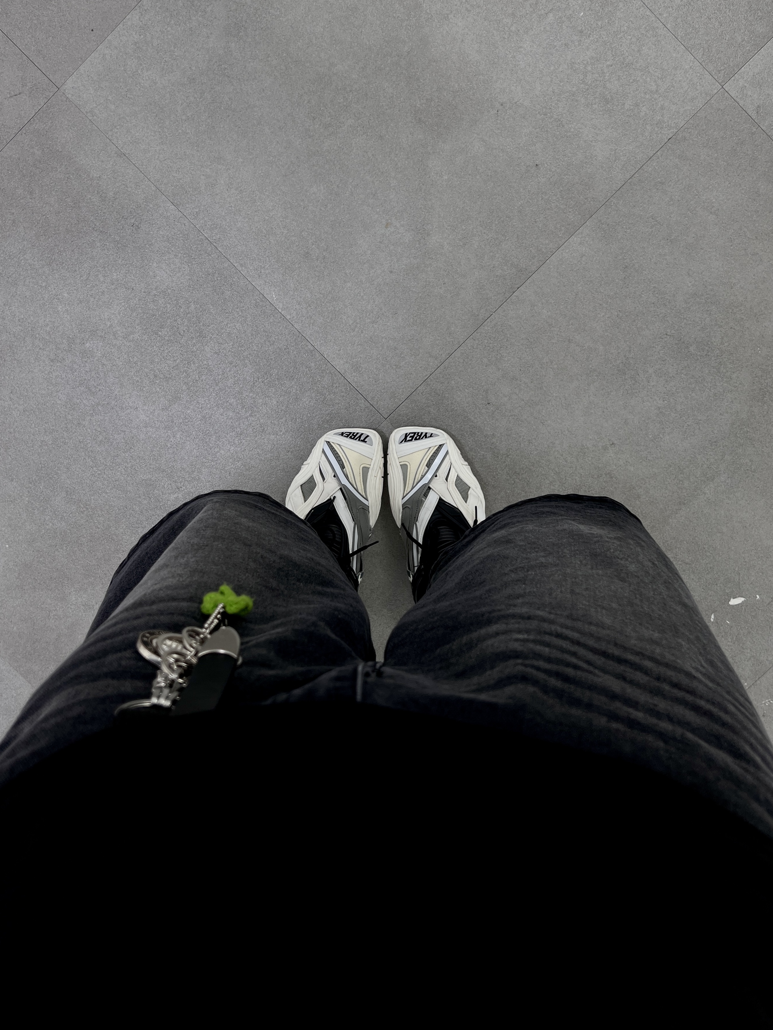 Balenciaga Tyrex Sneakers Black White 착용 스타일 - 9