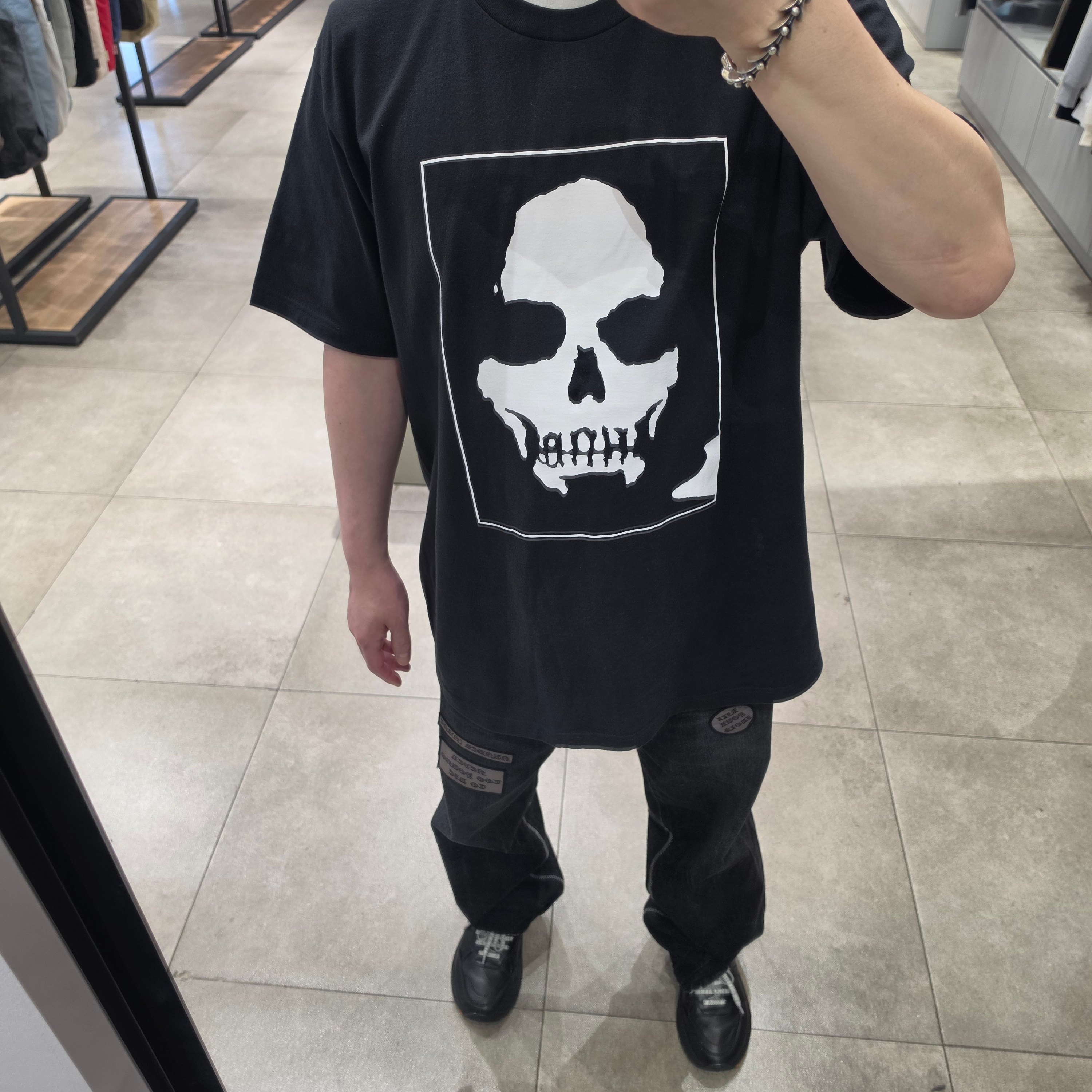 Supreme x Number (N)ine Manson Tee Black - 25FW, Supreme x Number (N)ine Patches Loose Fit Selvedge Jean Black - 25FW 착용 스타일 - 2