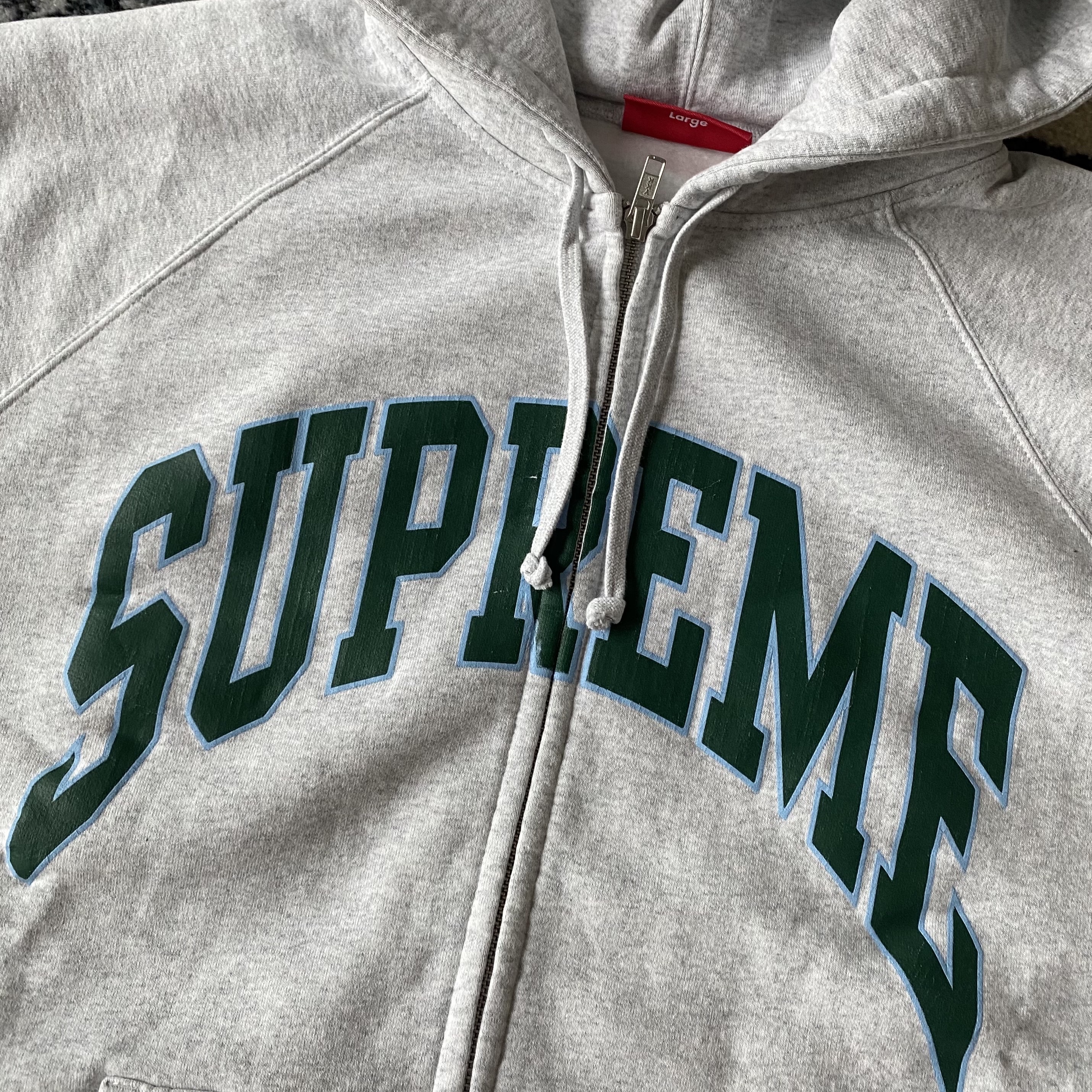 Supreme Cracked Raglan Zip Up Hooded Sweatshirt Ash Grey - 26SS 착용 스타일