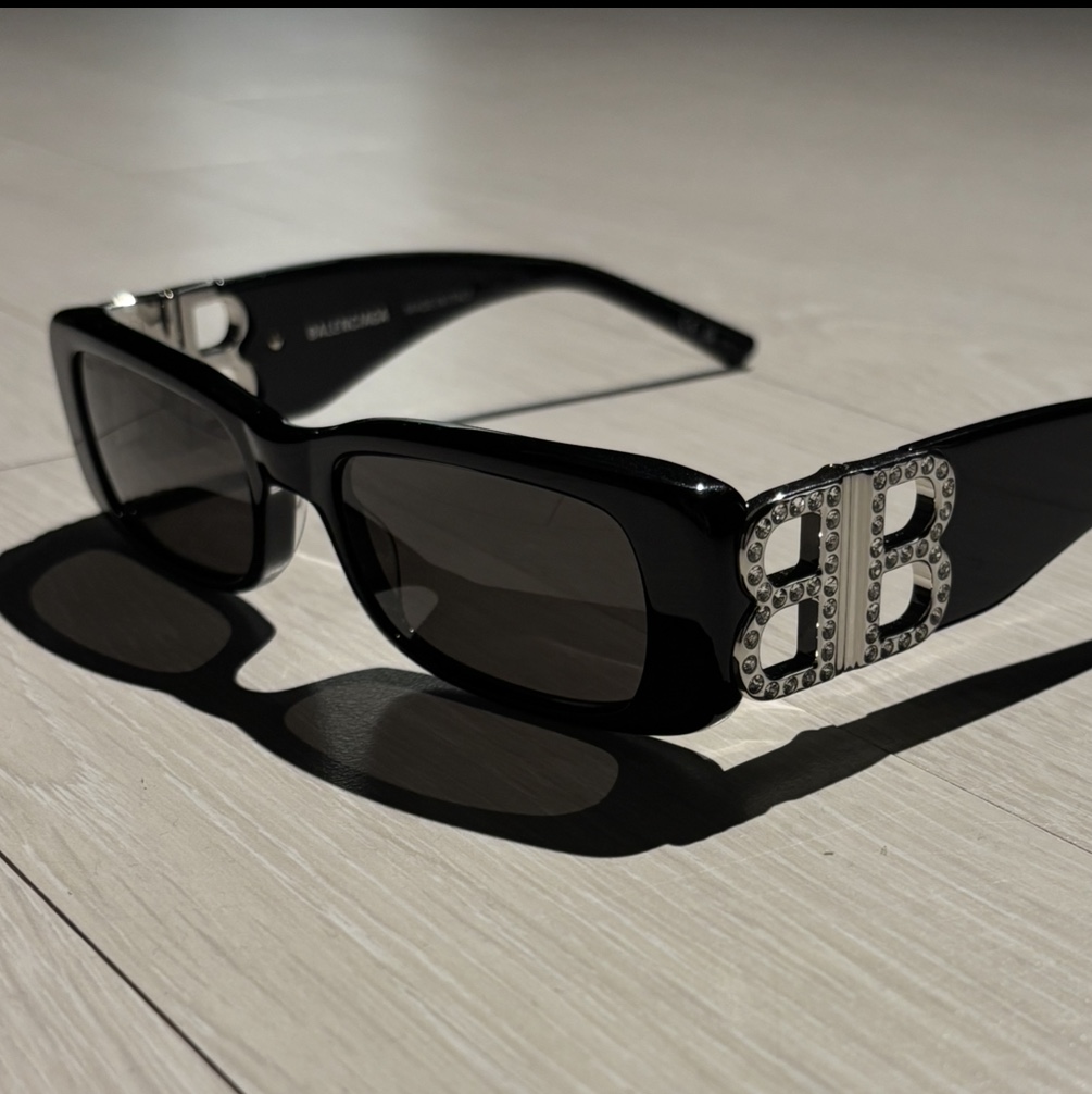 Balenciaga Dynasty Rectangle Sunglasses In Black, (W) Balenciaga Dynasty Rectangle Sunglasses Black 착용 스타일 - 2