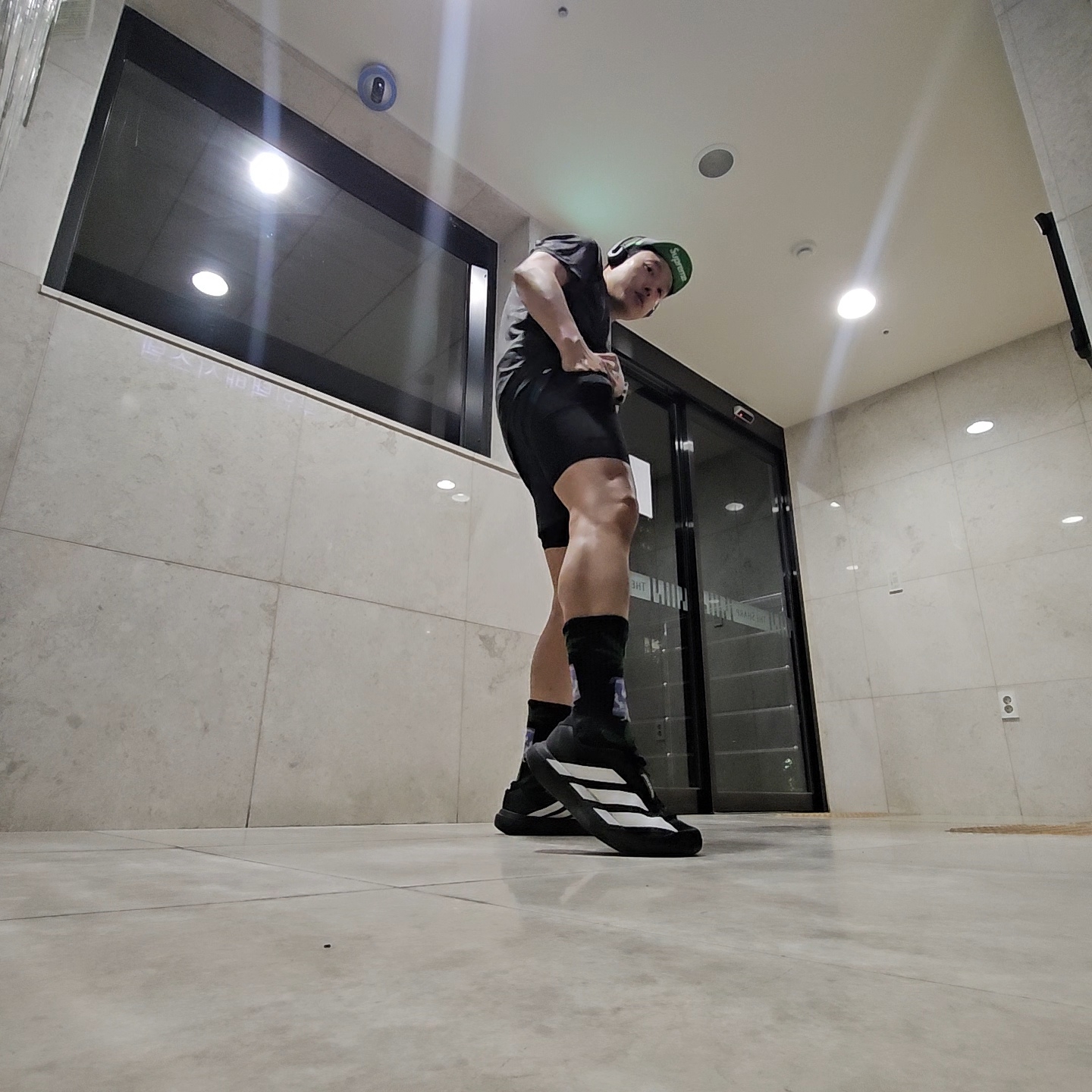 DECATHLON Kiprun Men's Running 2in1 Shorts Run 500 Smoke Black, Adidas Adizero EVO SL Core Black Cloud White 착용 스타일 - 1