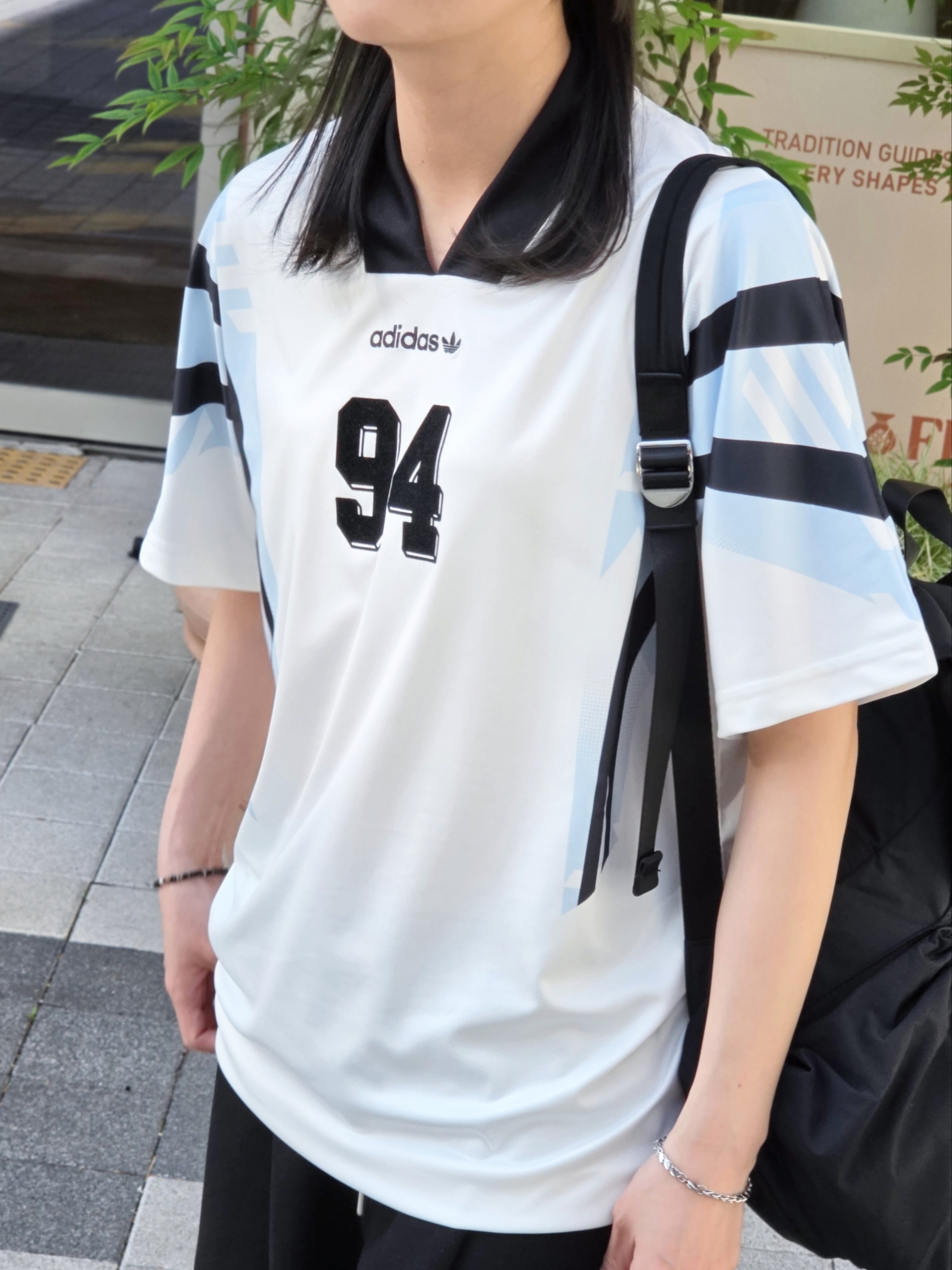 Adidas Originals Santiago AOP Infill Jersey Cloud White - US Sizing, Adidas Originals Santiago AOP Infill Jersey Cloud White - KR Sizing 착용 스타일 - 2