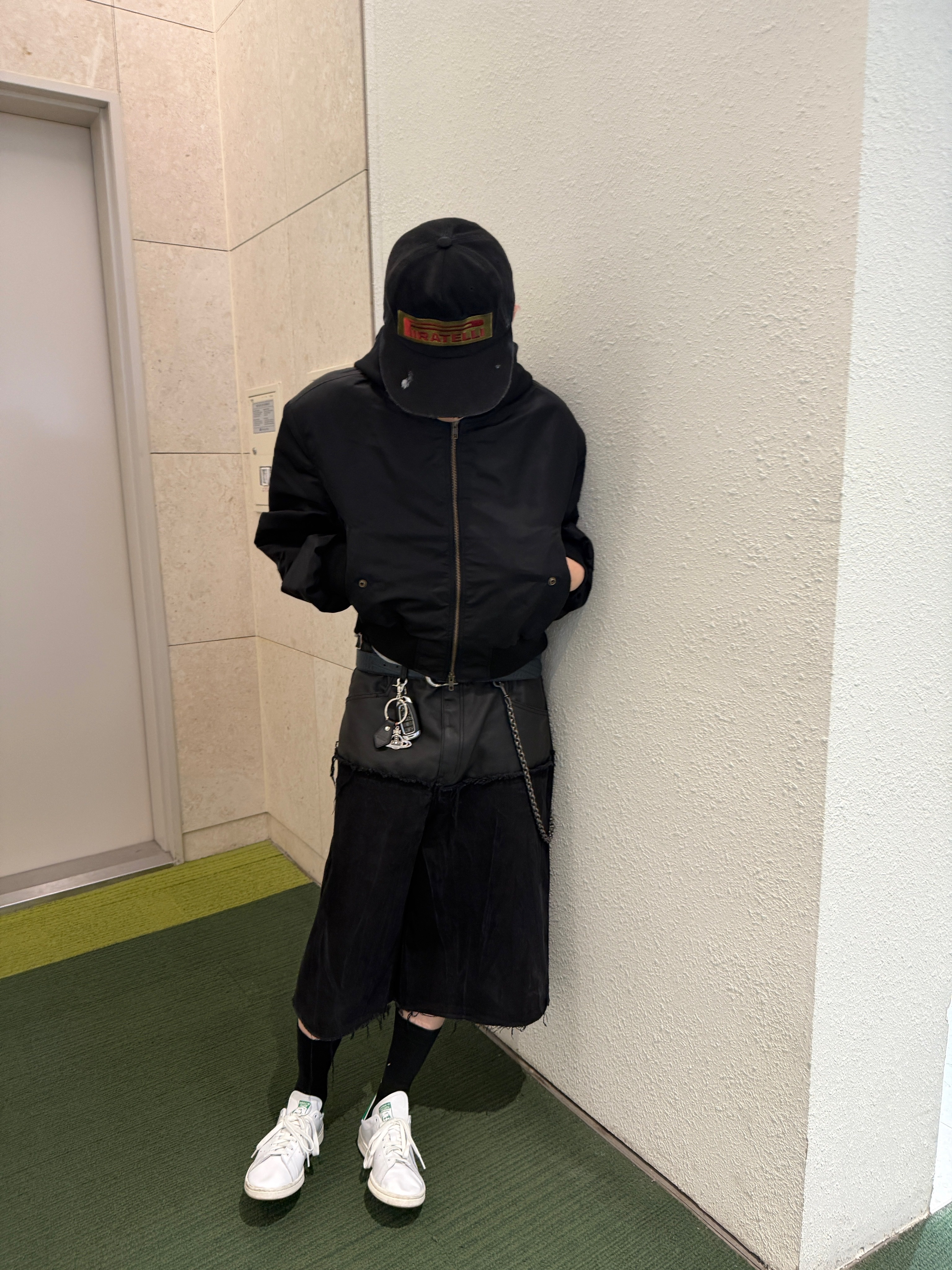 CSC Shifted Cropped Bomber Jacket Black, ROARINGRAD Layered Carbon Bermuda Denim Pants Black 착용 스타일 - 6