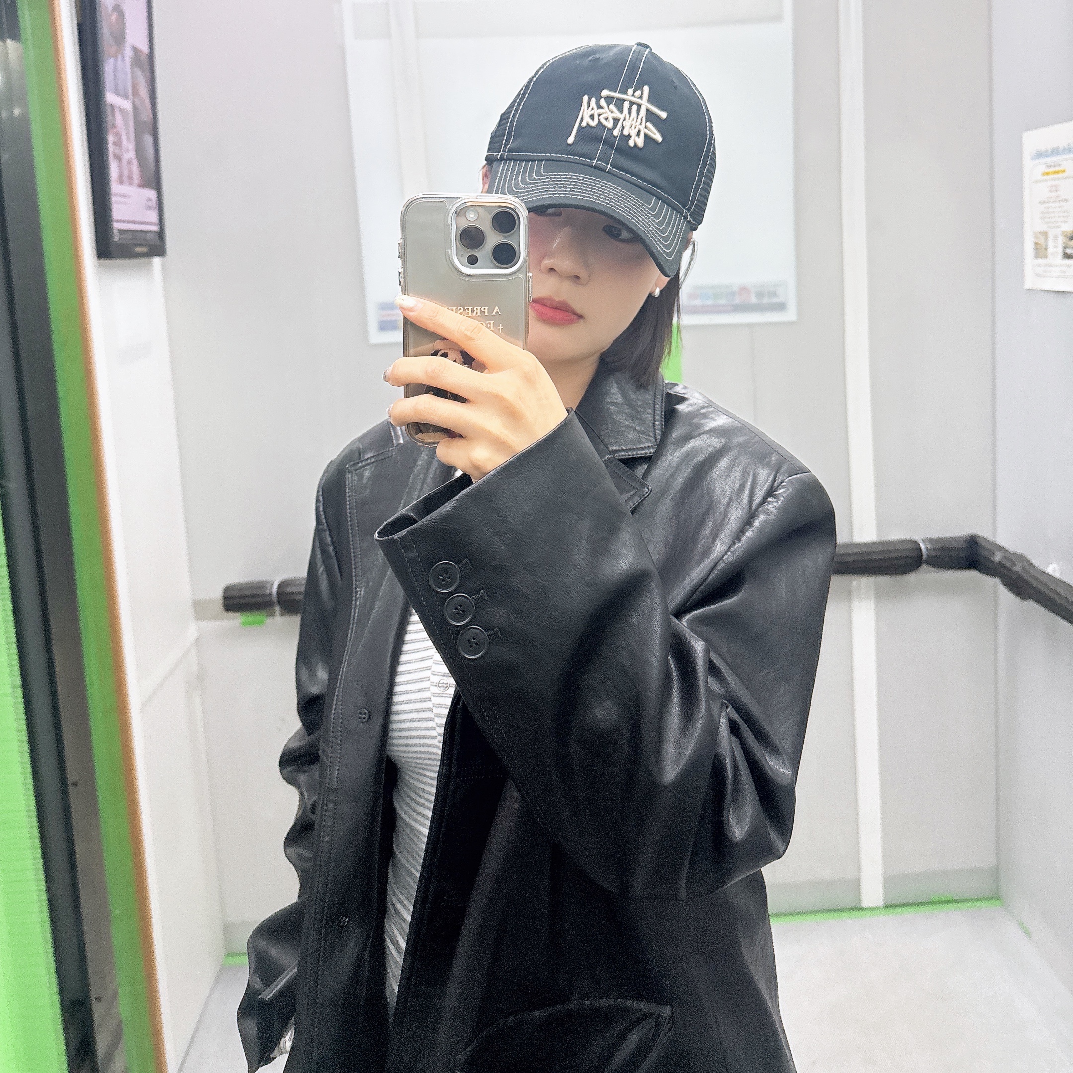 Stussy New Era 9twenty Basic Trucker Black 착용 스타일