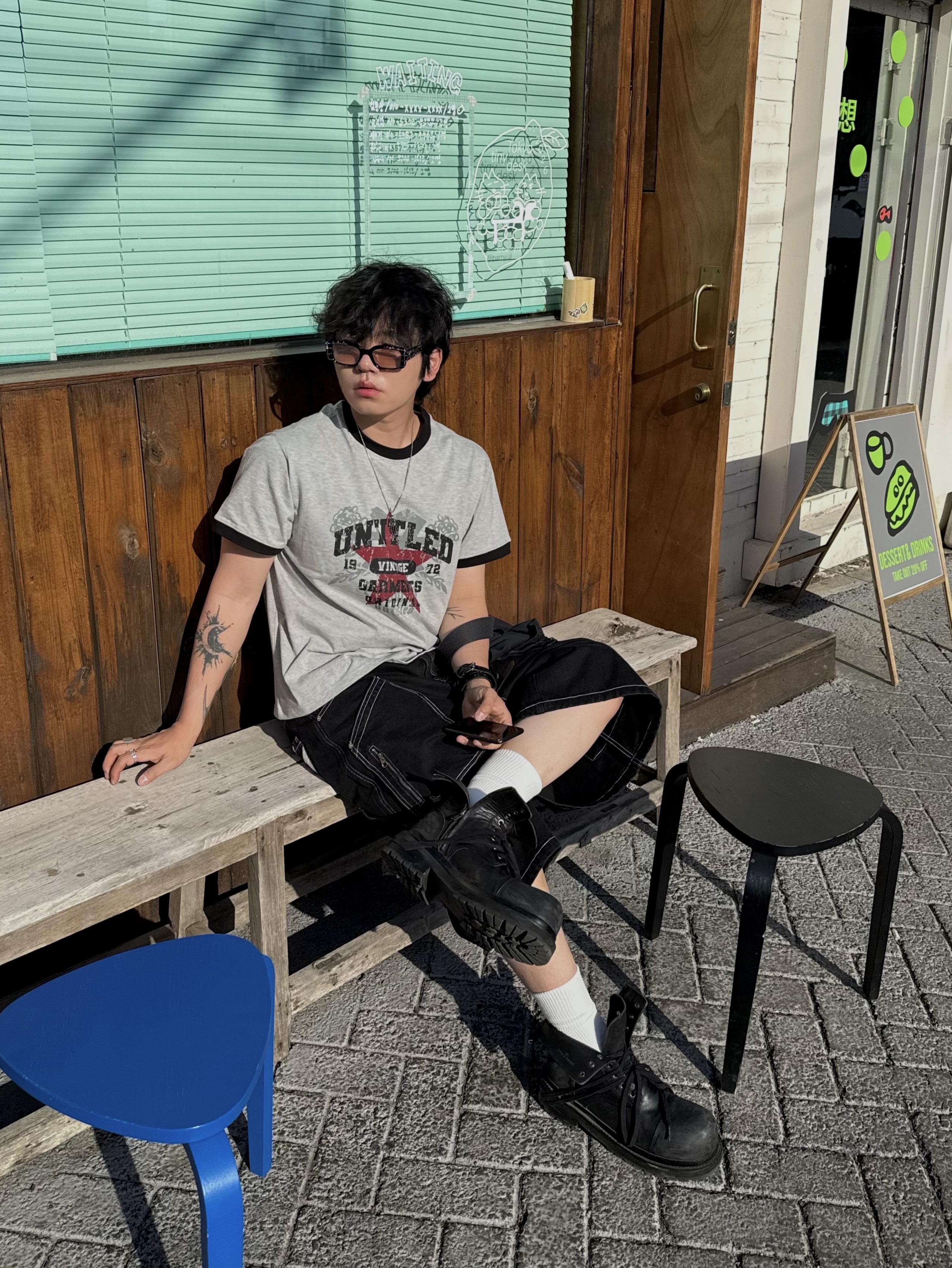 [KREAM 단독] Flavorism Carpenter Bermuda Denim Pants Black, Flavorism VTG Graphic Linger T-shirt Melange Black 착용 스타일 - 4