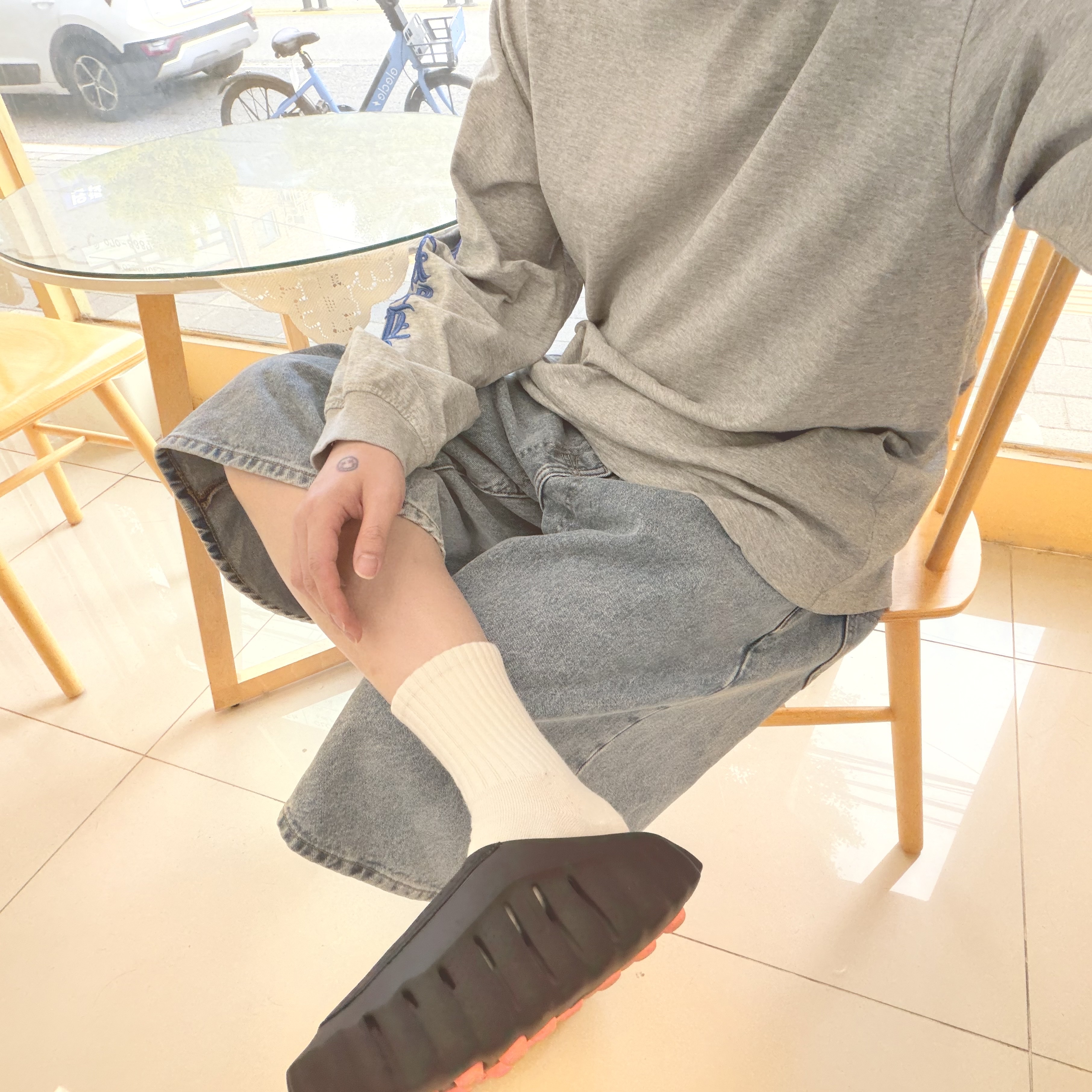 Supreme Old English L/S Top Heather Grey - 24FW, Nike Mind 001 Black Chrome 착용 스타일