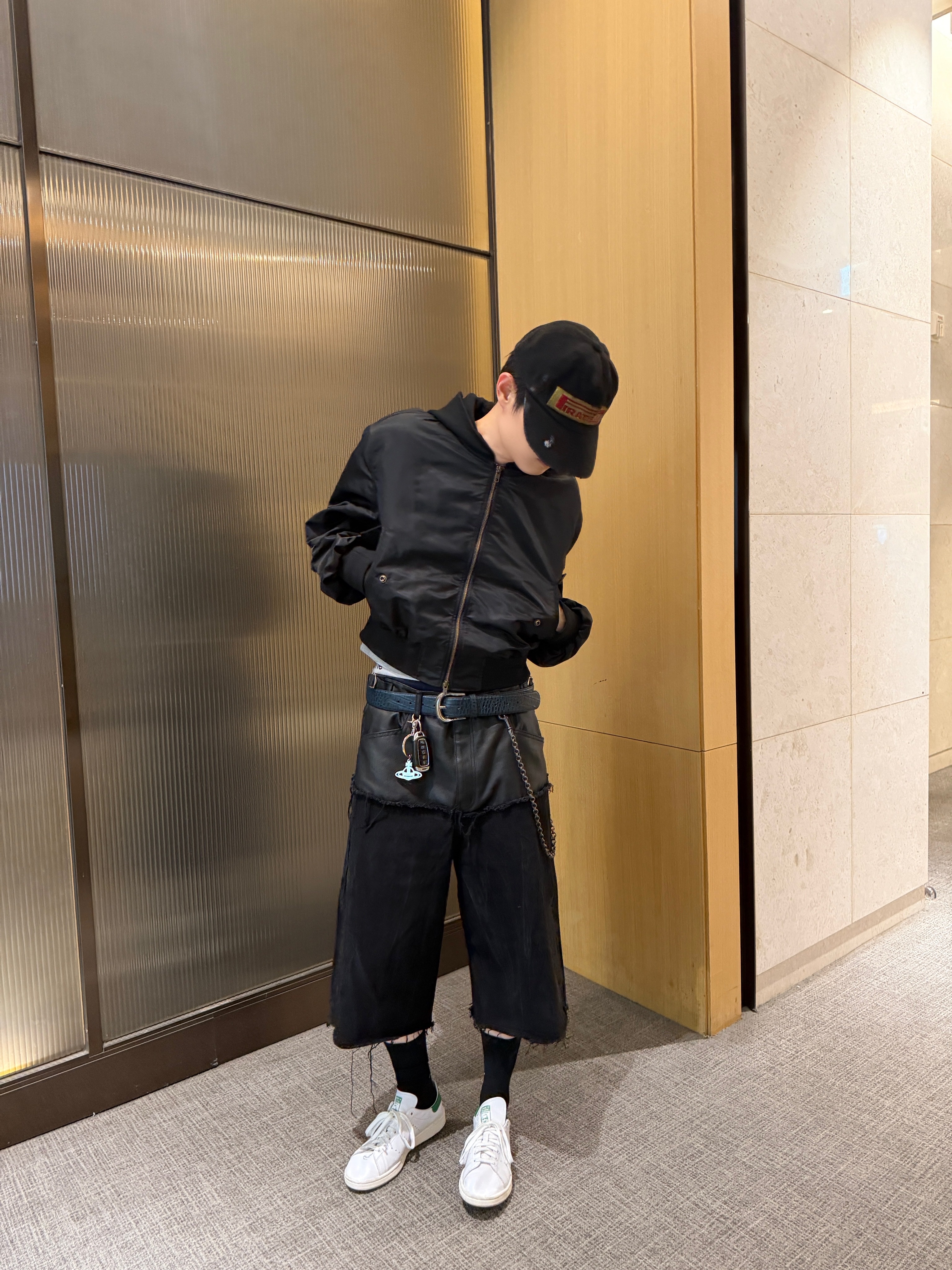 CSC Shifted Cropped Bomber Jacket Black, ROARINGRAD Layered Carbon Bermuda Denim Pants Black 착용 스타일 - 4