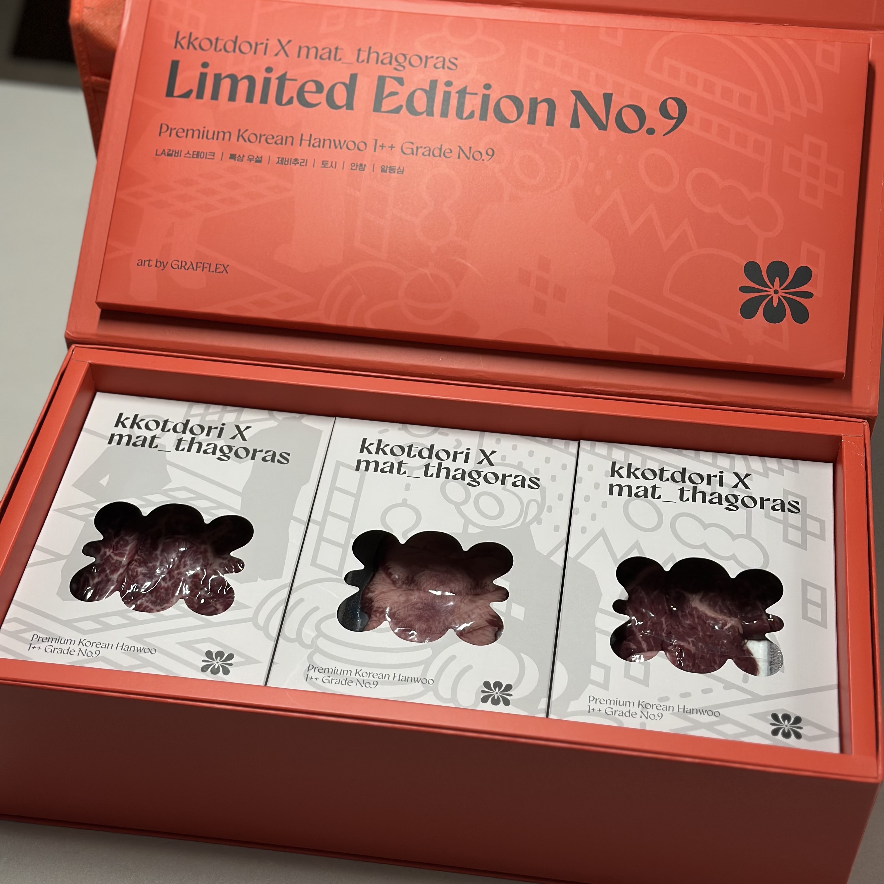 [KREAM 단독] Kkotdori x Mat_tagoras 1++ No.9 Hanwoo Limited Gift Set 착용 스타일 - 2