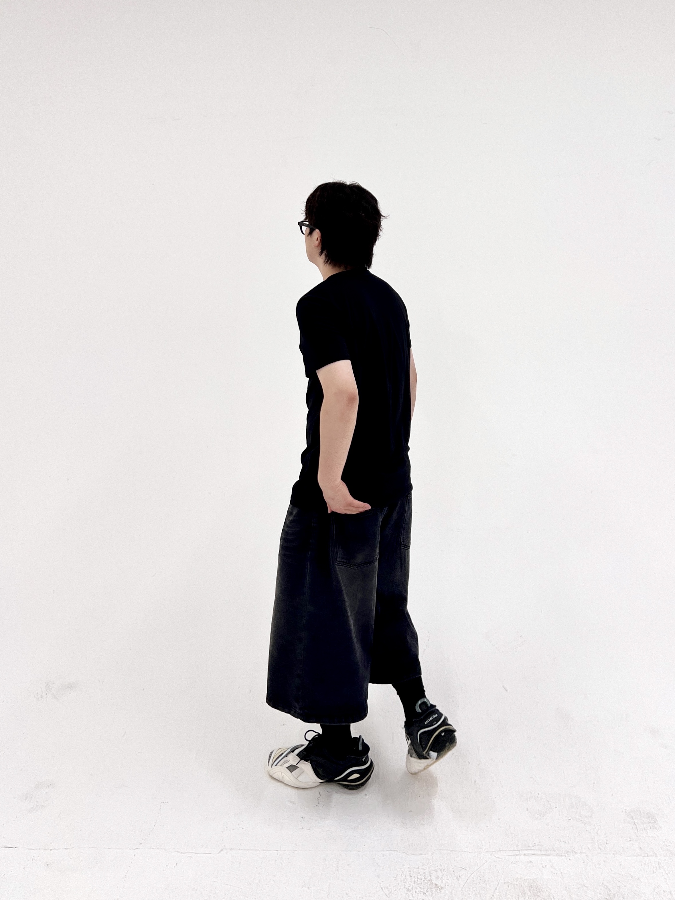 Balenciaga Tyrex Sneakers Black White 착용 스타일 - 3
