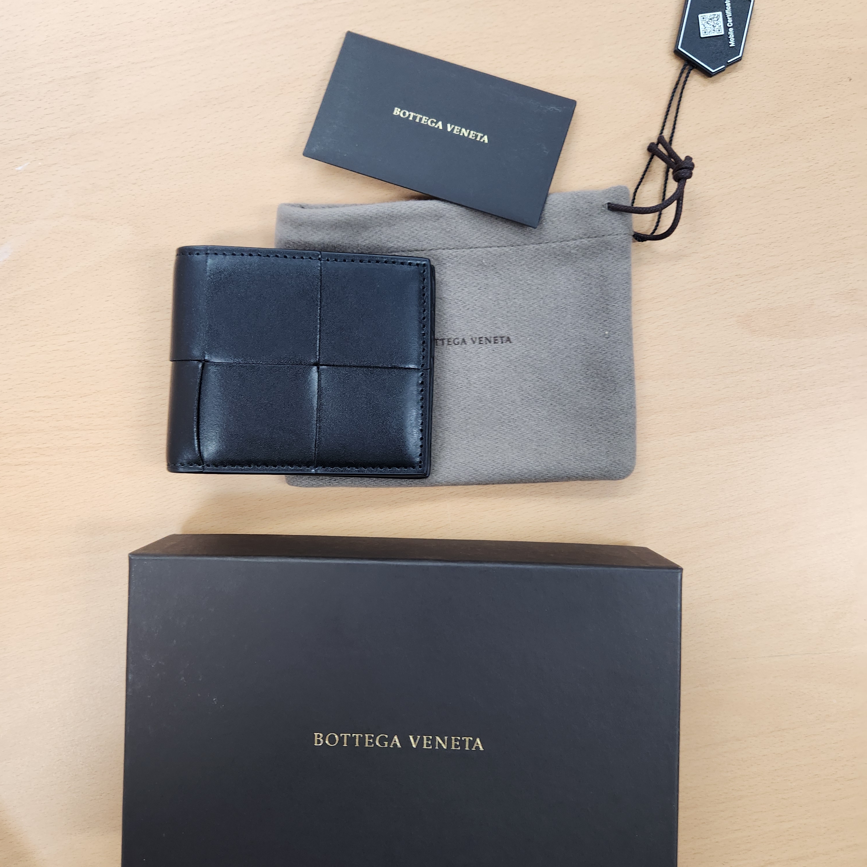 Bottega Veneta Bi-Fold Wallet Black 착용 스타일