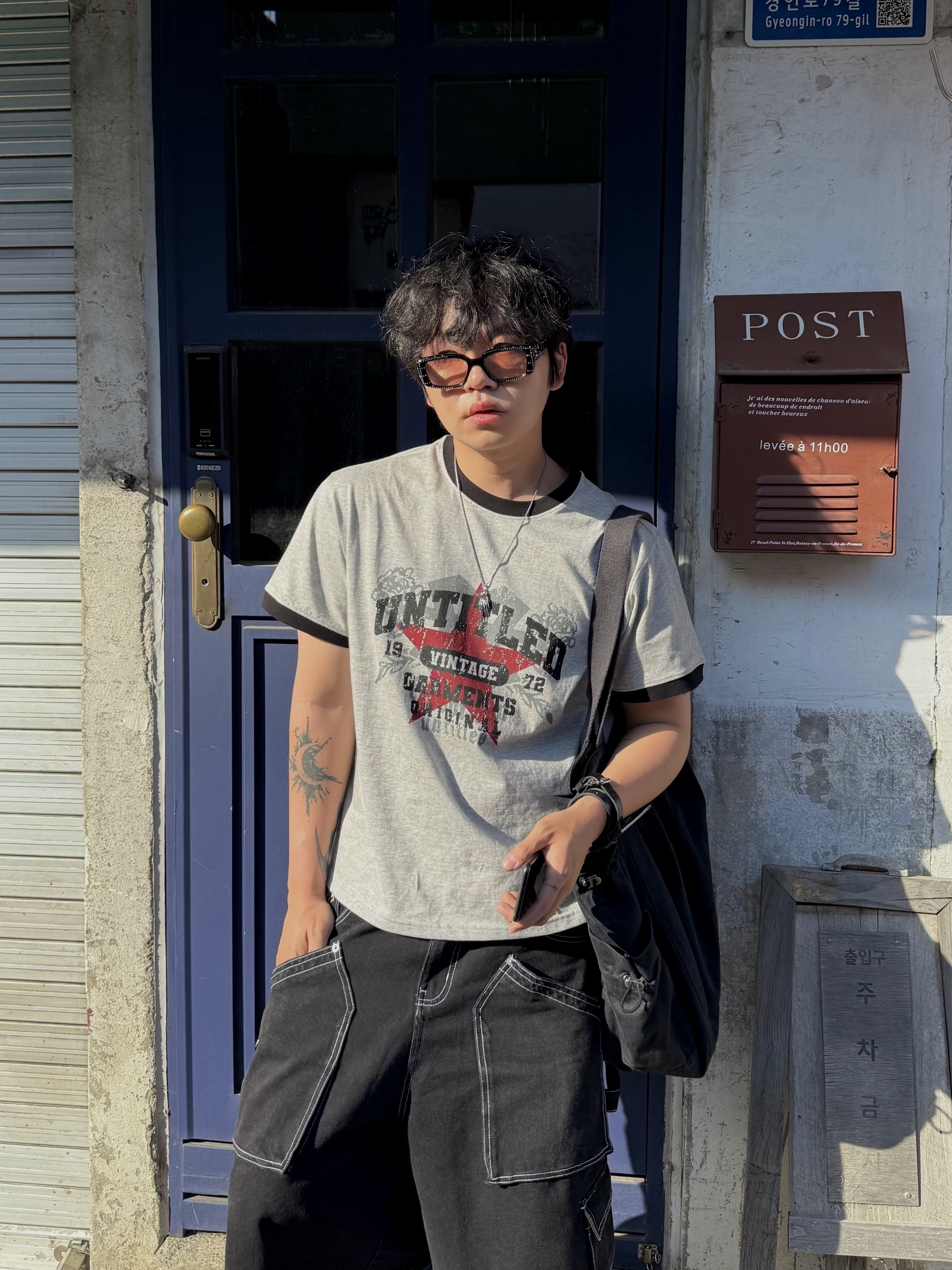 [KREAM 단독] Flavorism Carpenter Bermuda Denim Pants Black, Flavorism VTG Graphic Linger T-shirt Melange Black 착용 스타일 - 3