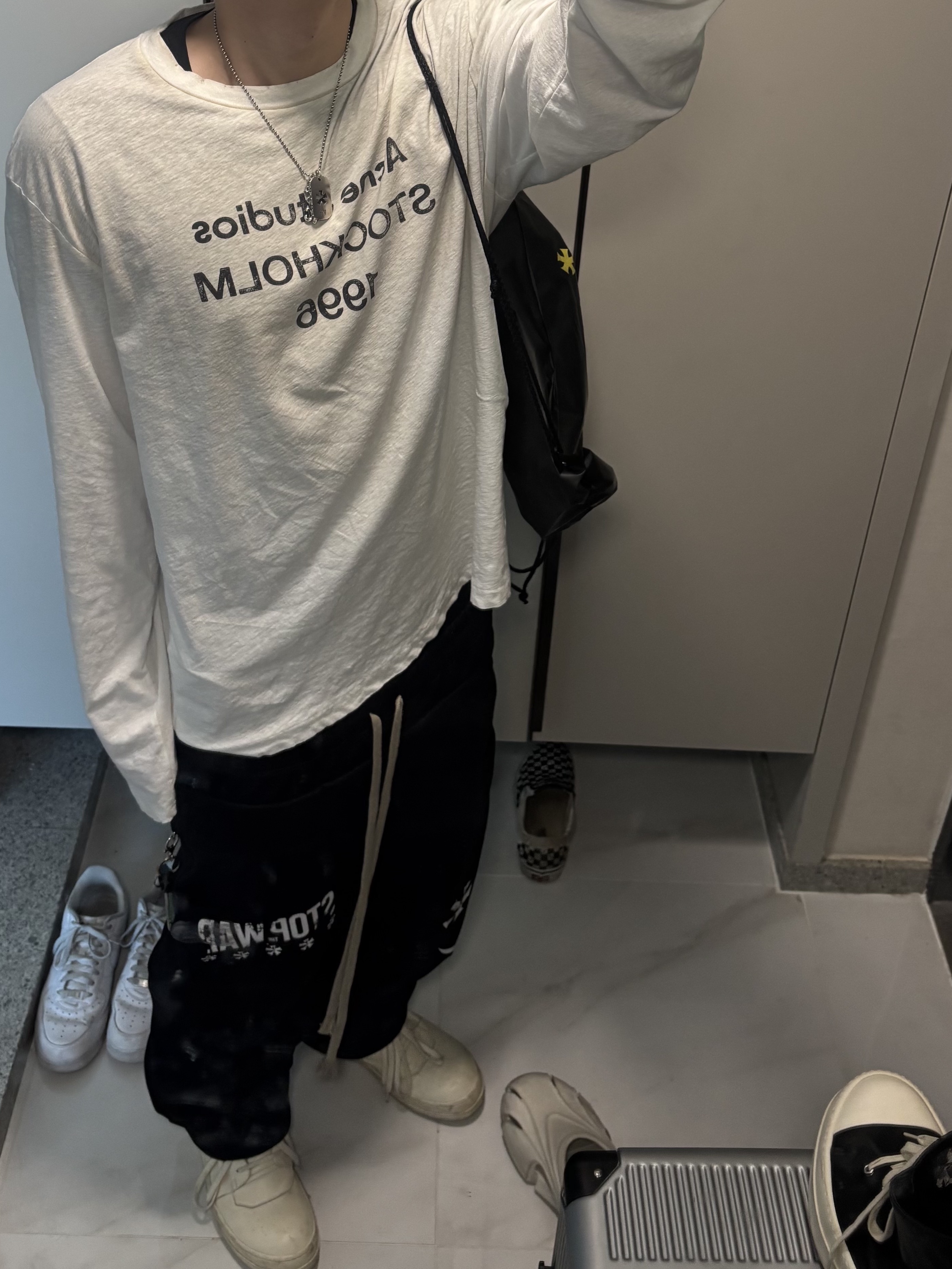 Acne Studios Logo Long Sleeve T-Shirt Dusty White, (W) Rick Owens Geobasket Sneakers Milk 착용 스타일 - 5