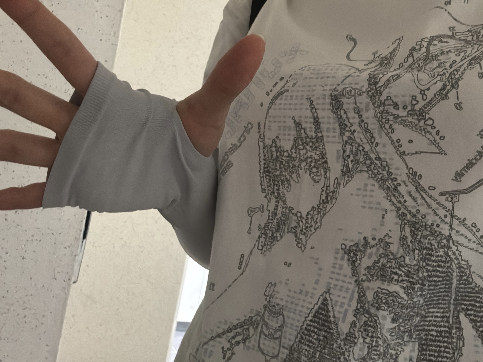 Uniqlo UV Protection Seamless Arm Cover White, Sansan Gear Xunhuan T-Shirt White 착용 스타일