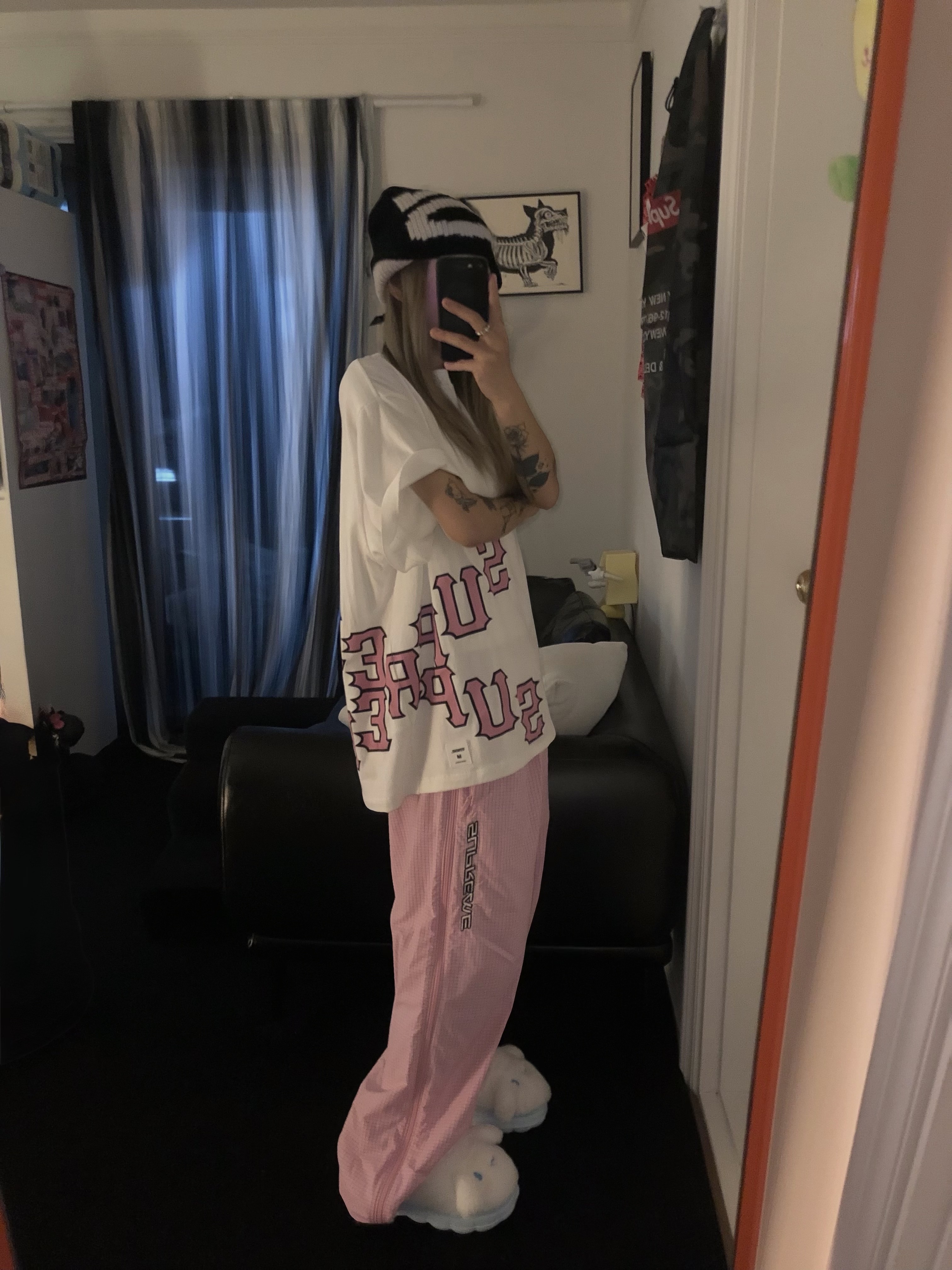 Supreme Cracked Spellout S/S Top Washed White - 26SS, Supreme Ripstop Warm Up Pant Pink - 26SS 착용 스타일 - 1