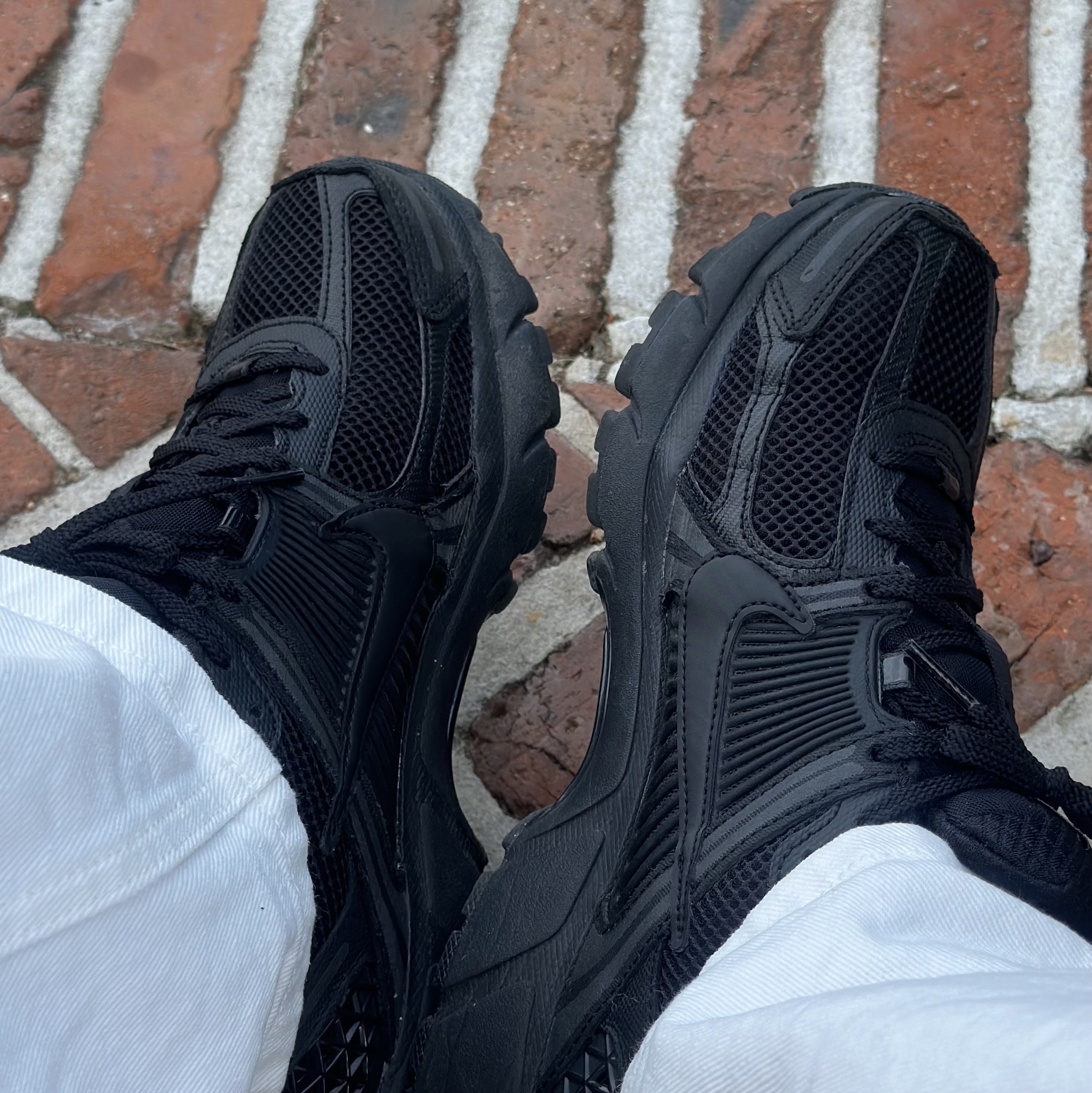 Nike Zoom Vomero 5 SP Black 착용 스타일 - 1