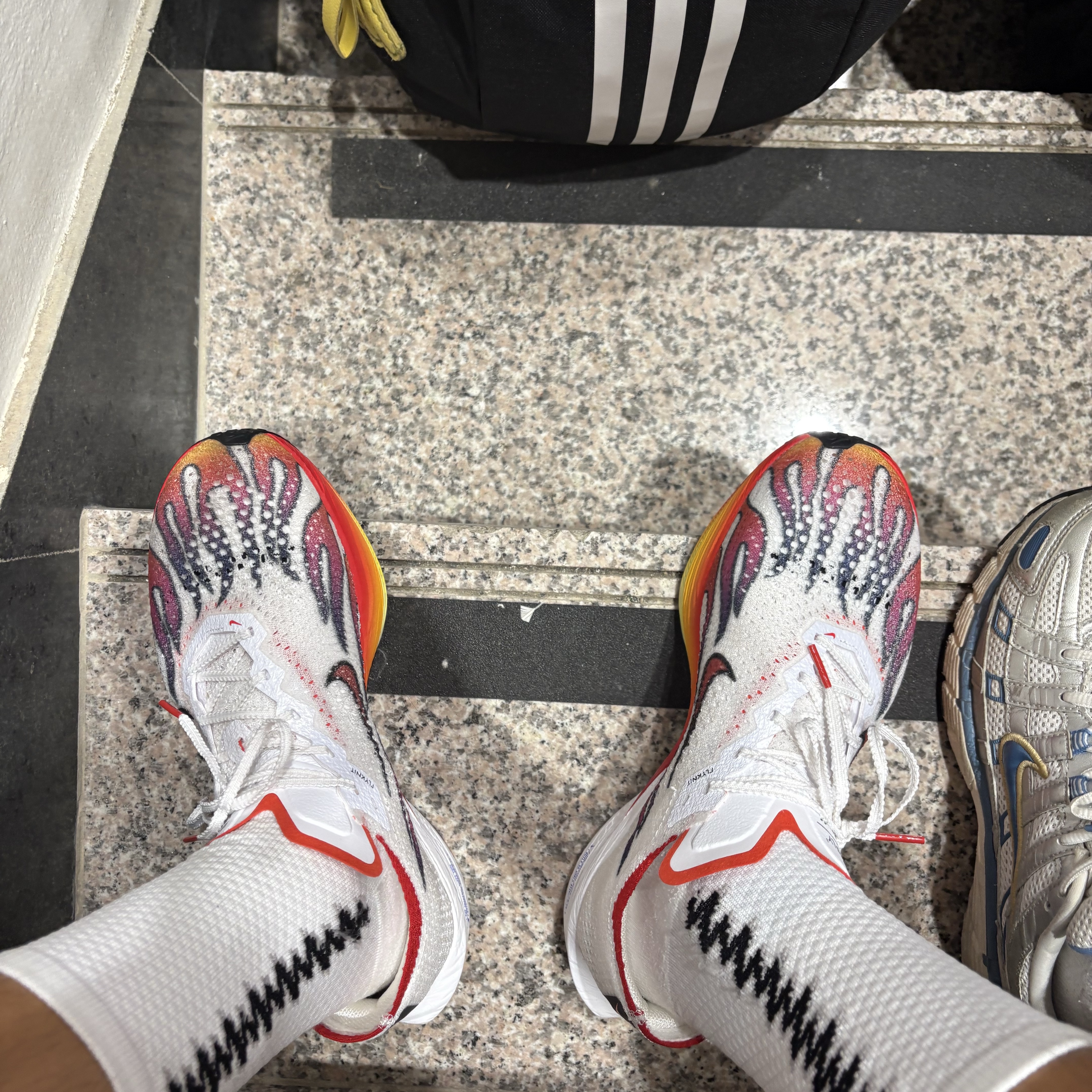 Nike ZoomX Vaporfly Next% 3 PRM White Habanero Red 착용 스타일