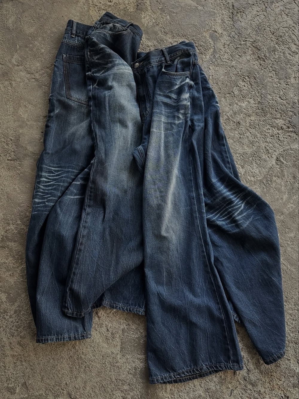 AX CONNECTION Waxed Curved Wide Baggy Denim Pants, AX CONNECTION Summer Oil Washed Flare Denim Pants 착용 스타일 - 3