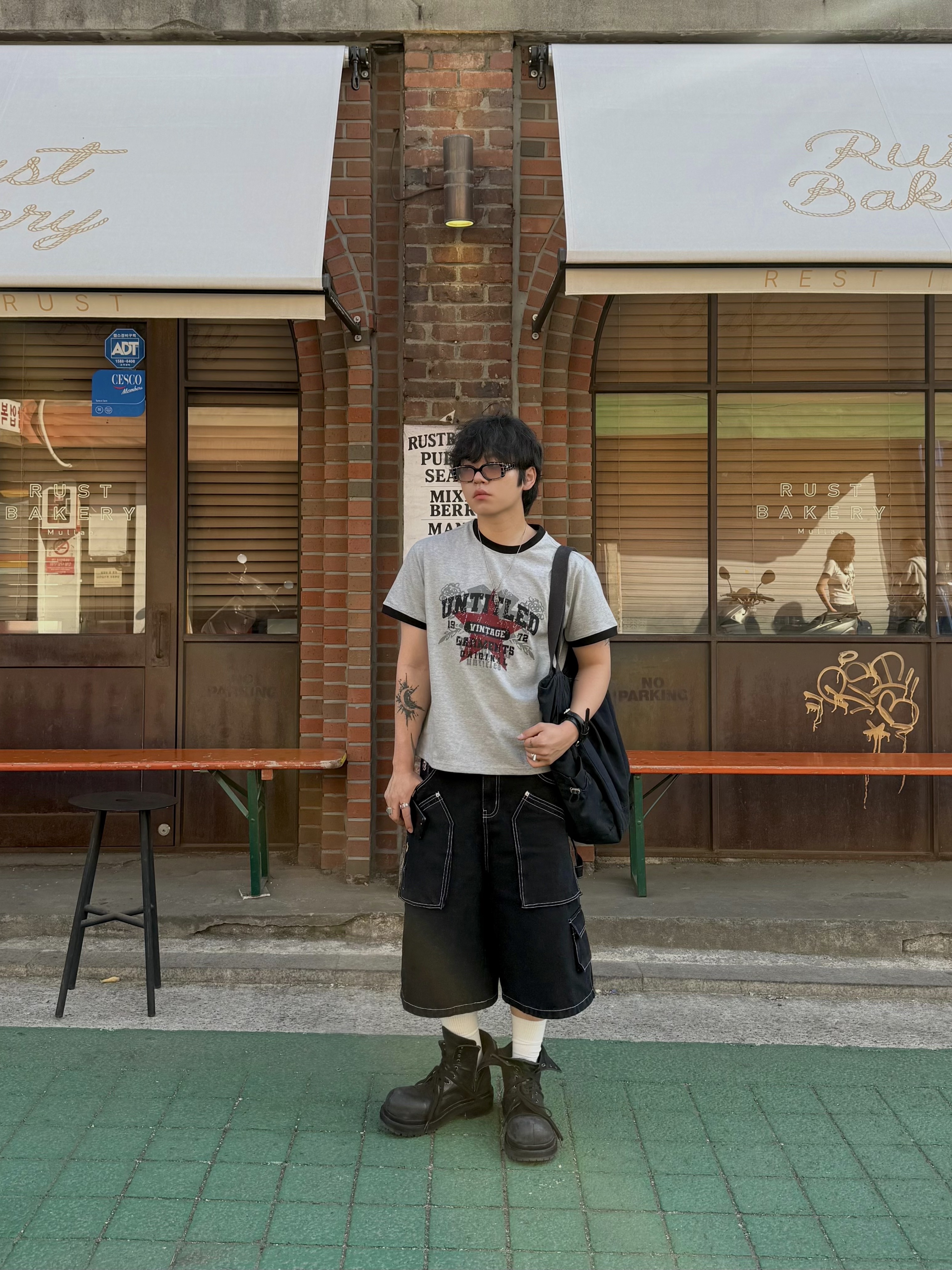 [KREAM 단독] Flavorism Carpenter Bermuda Denim Pants Black, Flavorism VTG Graphic Linger T-shirt Melange Black 착용 스타일 - 5