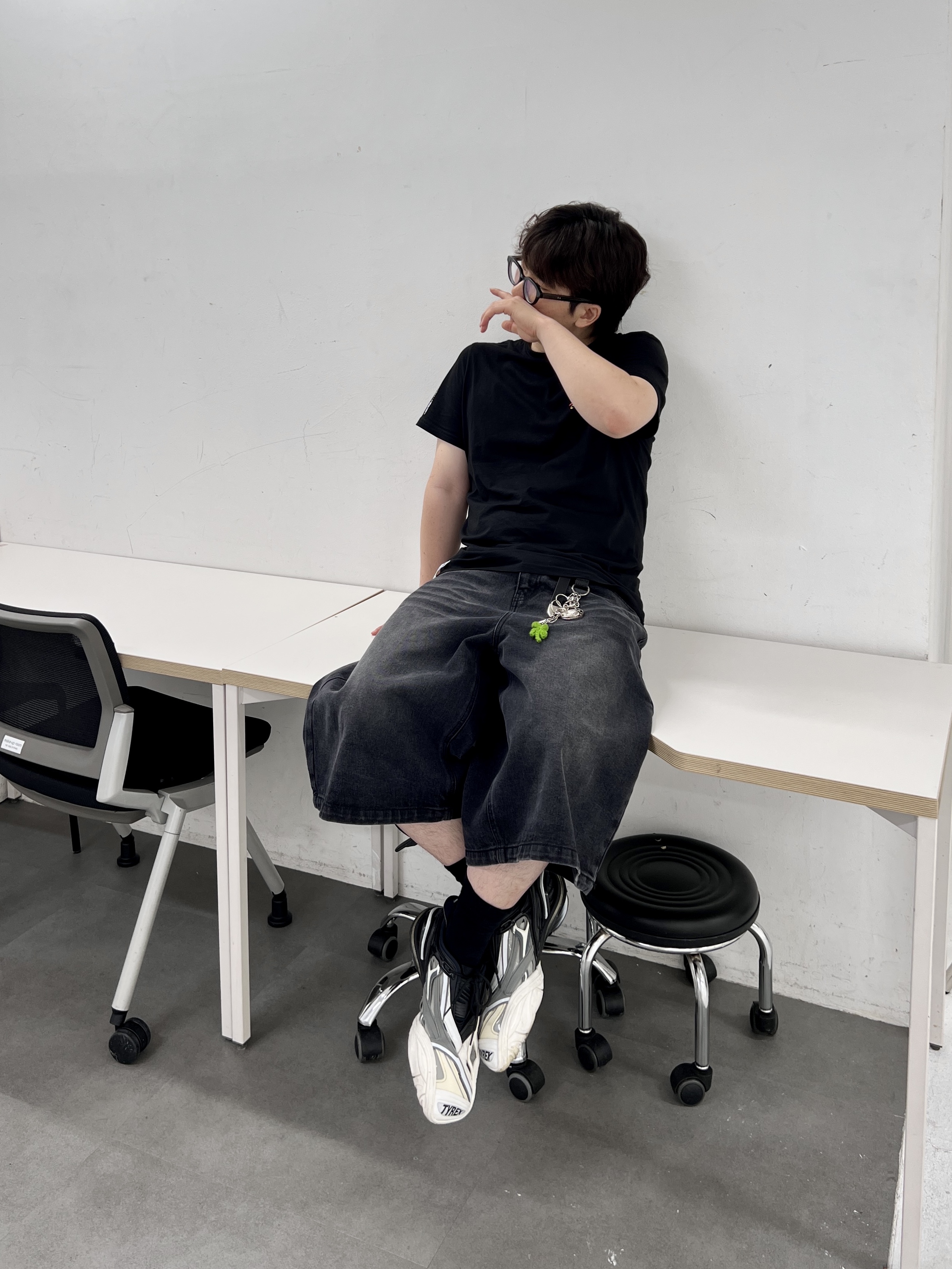 Balenciaga Tyrex Sneakers Black White 착용 스타일 - 7