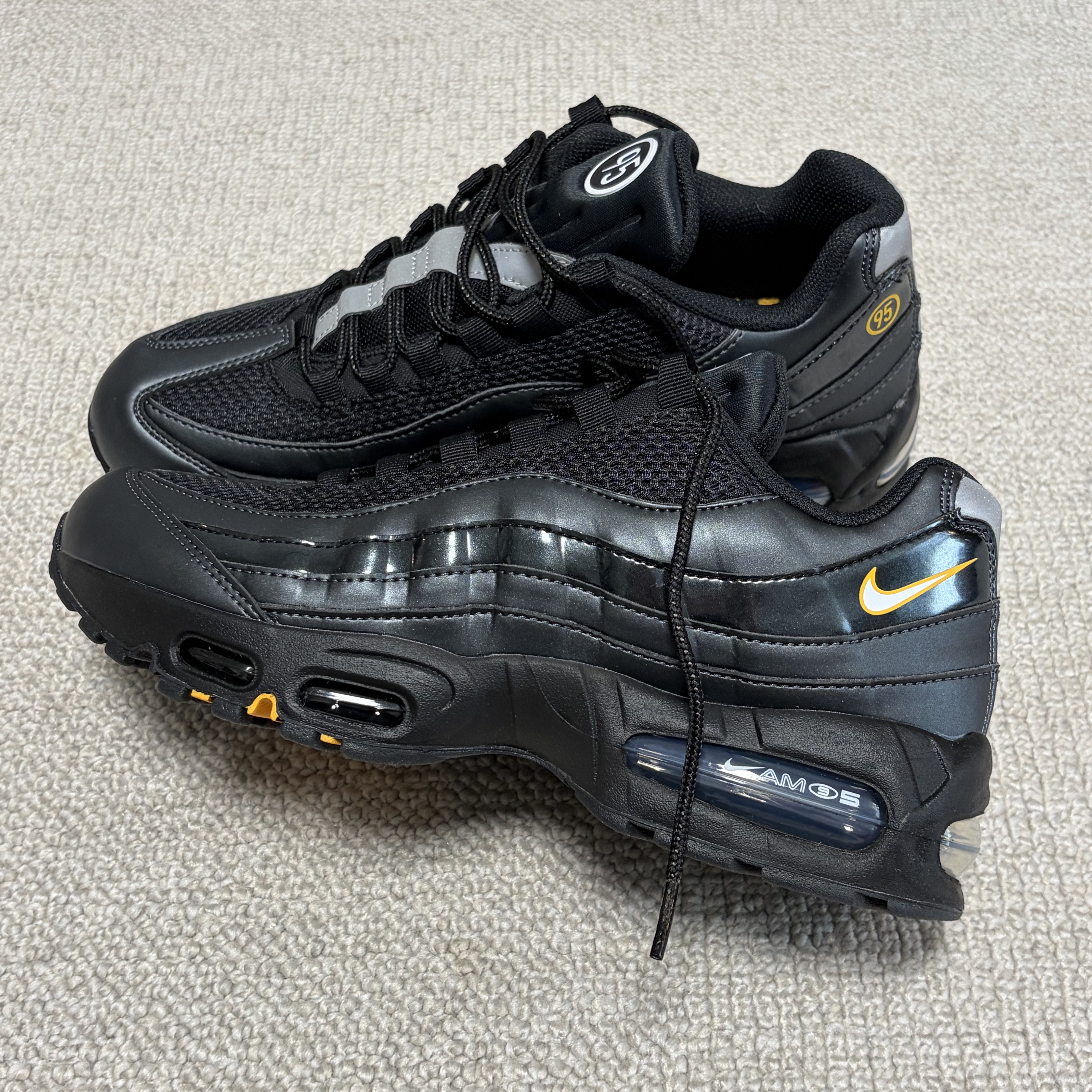 Nike Air Max 95 Big Bubble Black University Gold 착용 스타일 - 1