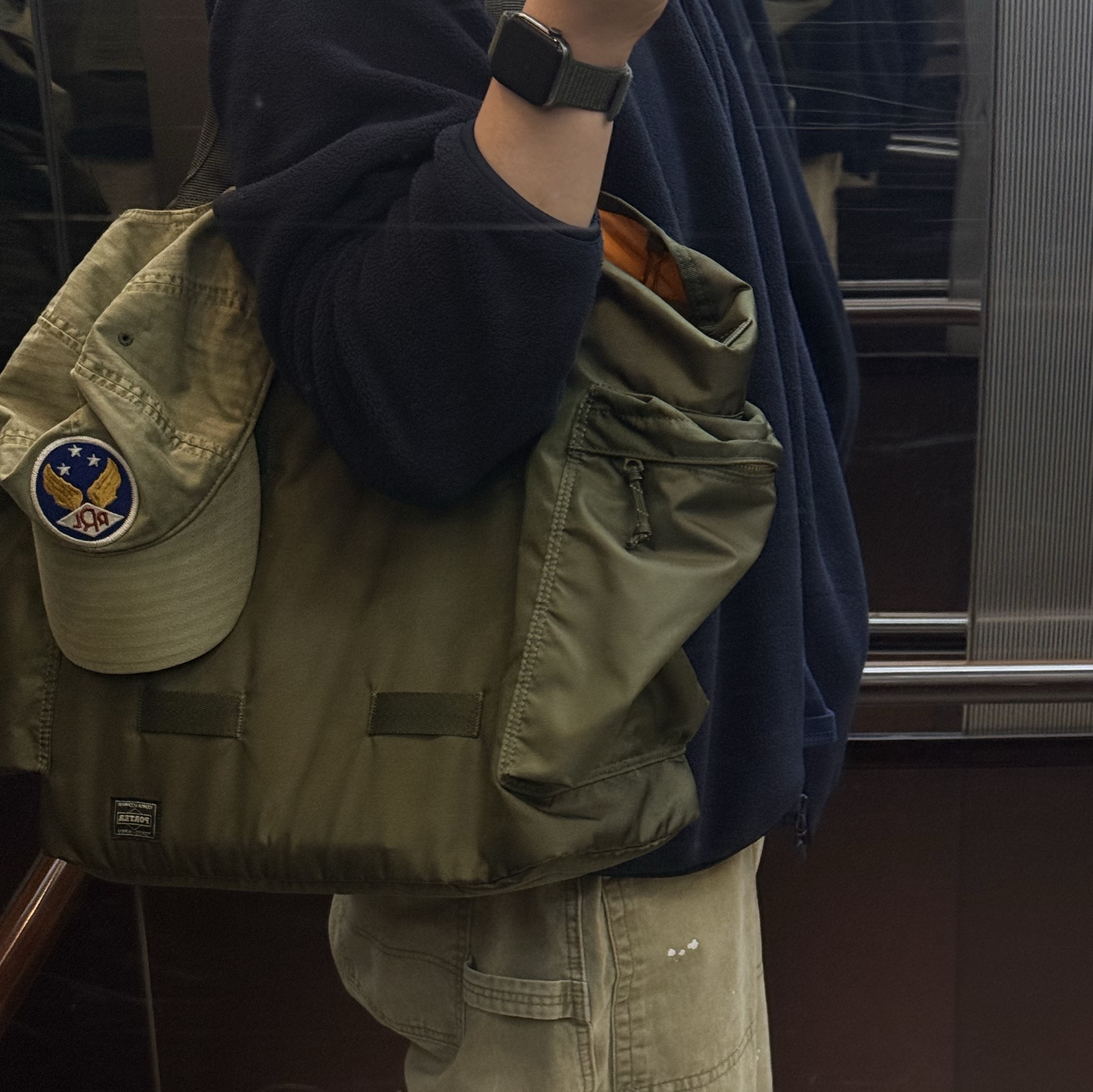 Porter Force 2Way Tote Bag Khaki 착용 스타일