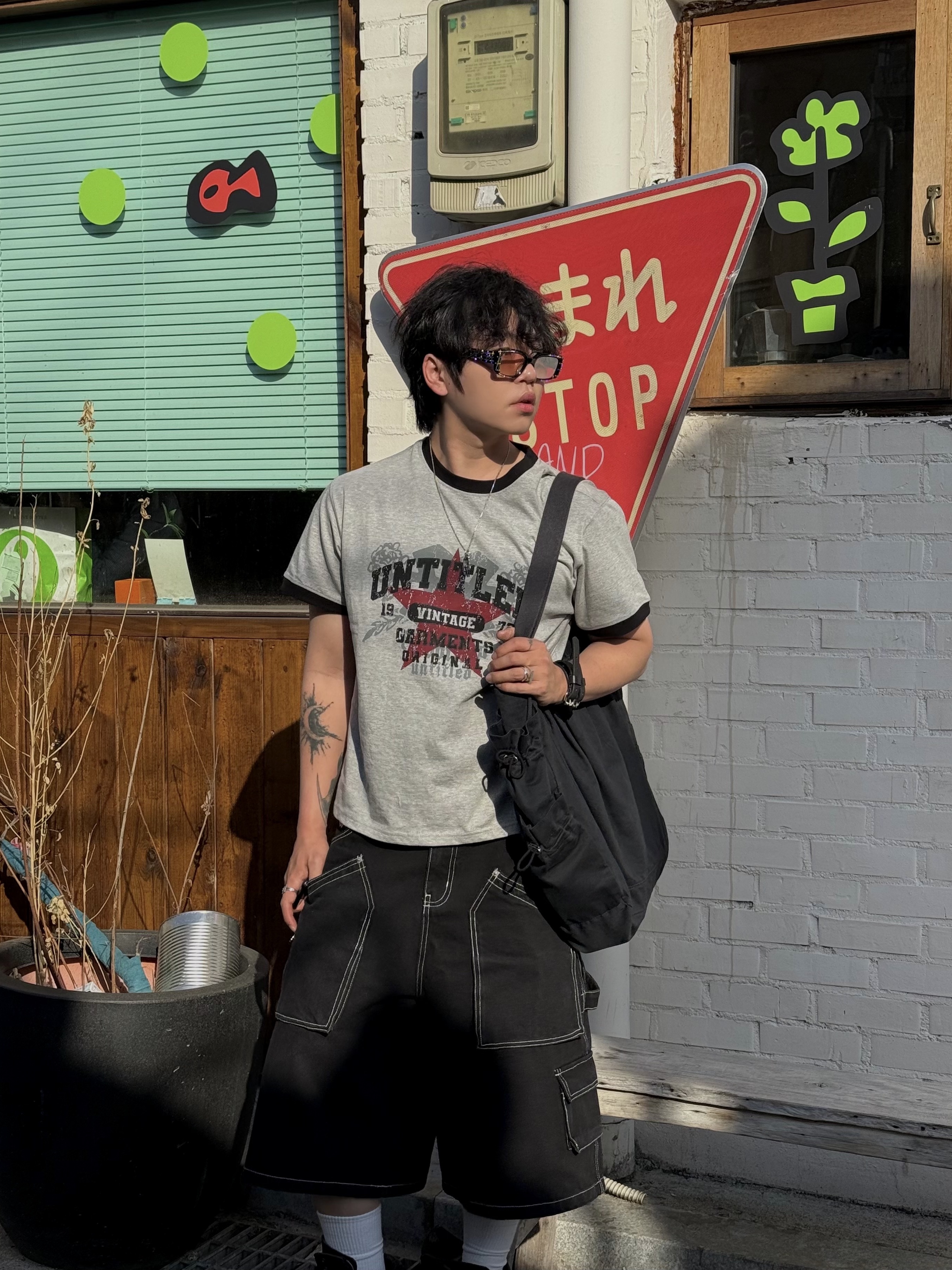 [KREAM 단독] Flavorism Carpenter Bermuda Denim Pants Black, Flavorism VTG Graphic Linger T-shirt Melange Black 착용 스타일 - 1