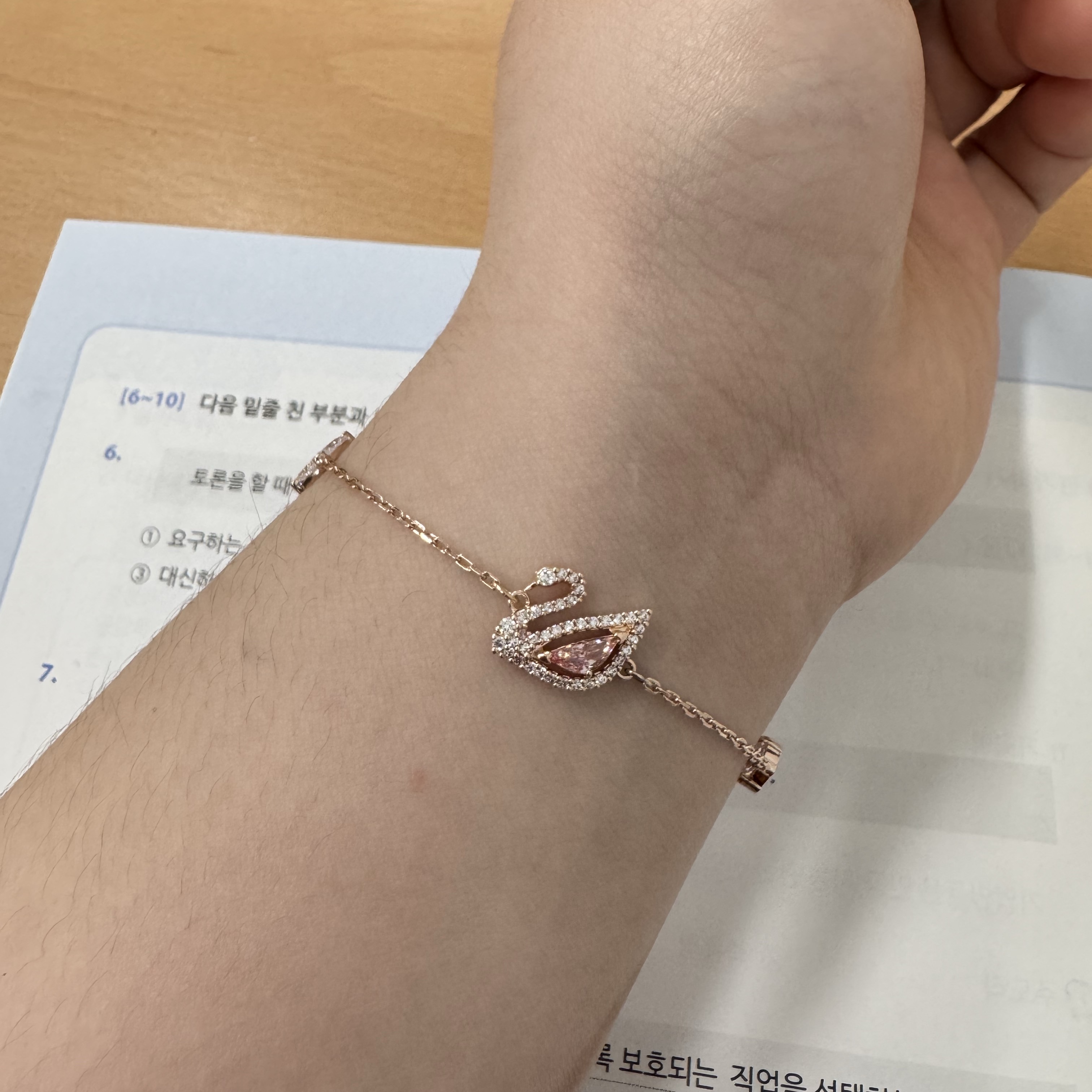 (W) Swarovski Dazzling Swan Bracelet Pink Rose Gold Plated 착용 스타일 - 1