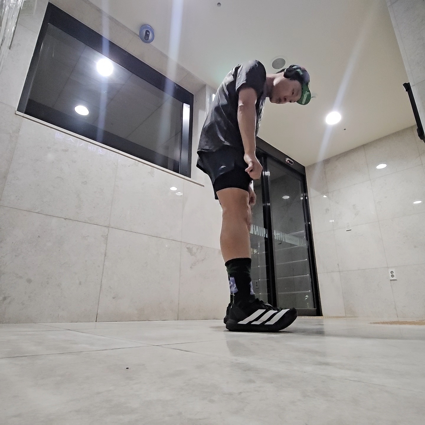 DECATHLON Kiprun Men's Running 2in1 Shorts Run 500 Smoke Black, Adidas Adizero EVO SL Core Black Cloud White 착용 스타일 - 2
