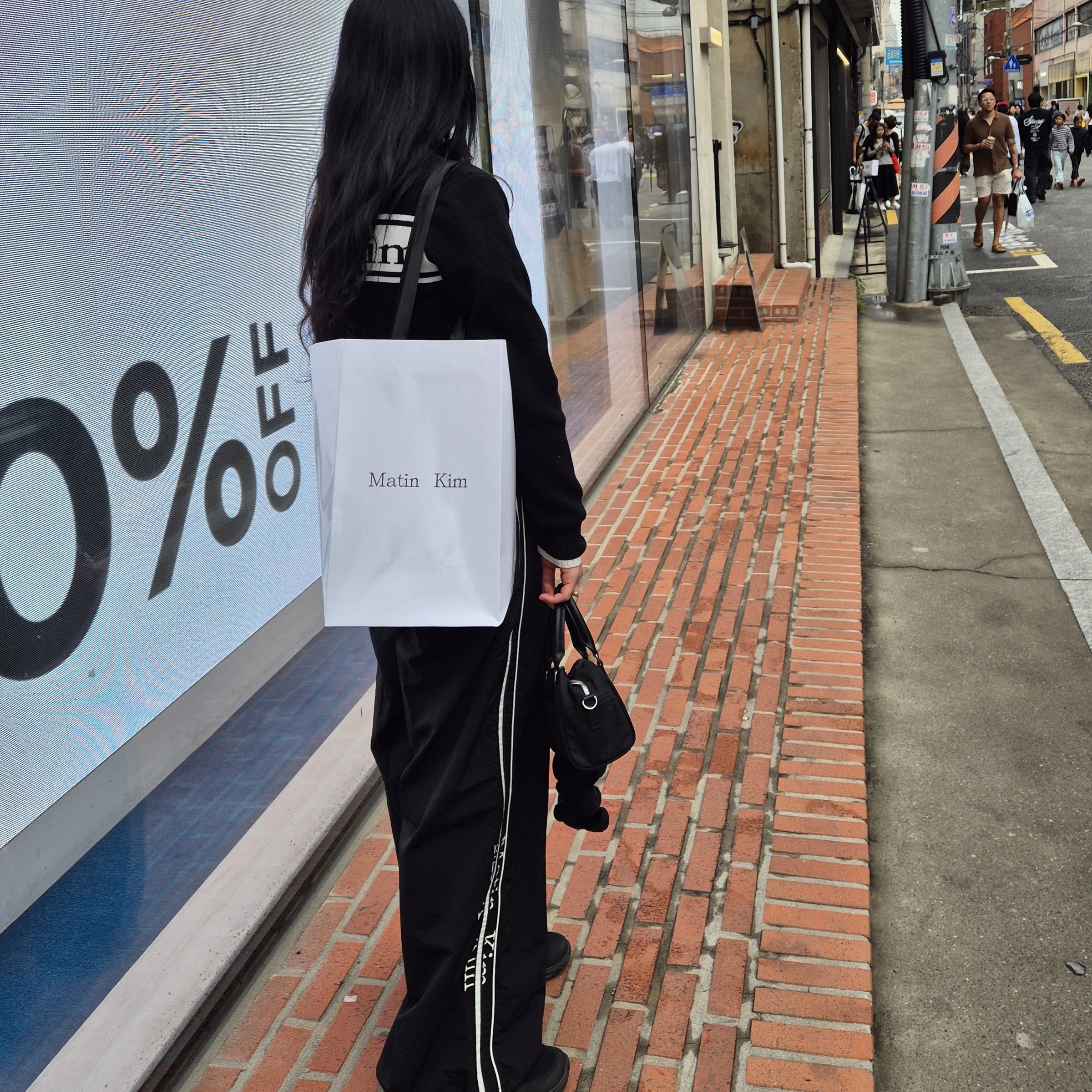 Matin Kim Spell Point Stripe Knit Cardigan Black, Matin Kim Sporty Tote Bag Black 착용 스타일