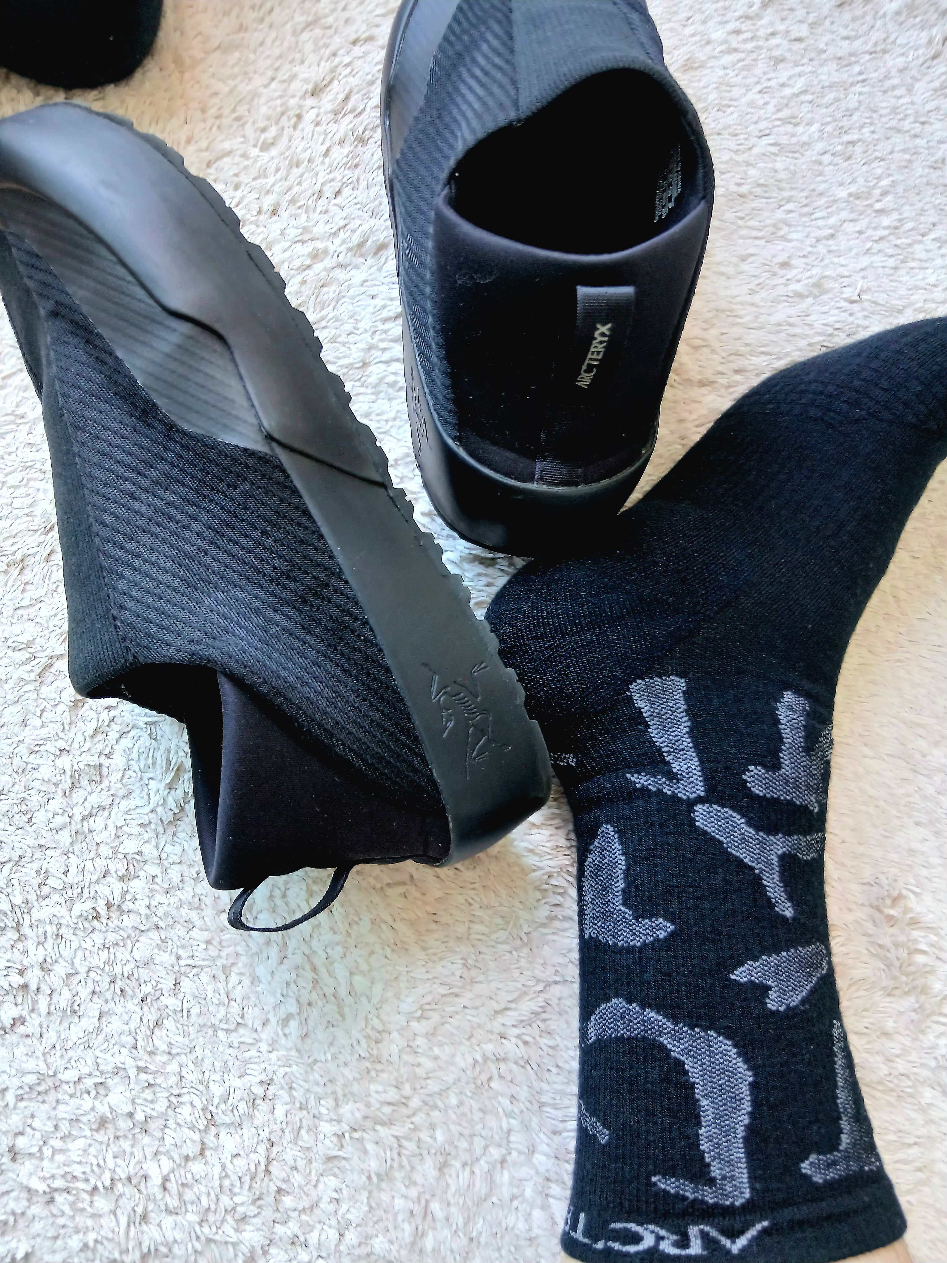 Arc'teryx Kragg Black, Arc'teryx Merino Wool Grotto Mid Sock Black Graphite 착용 스타일 - 2