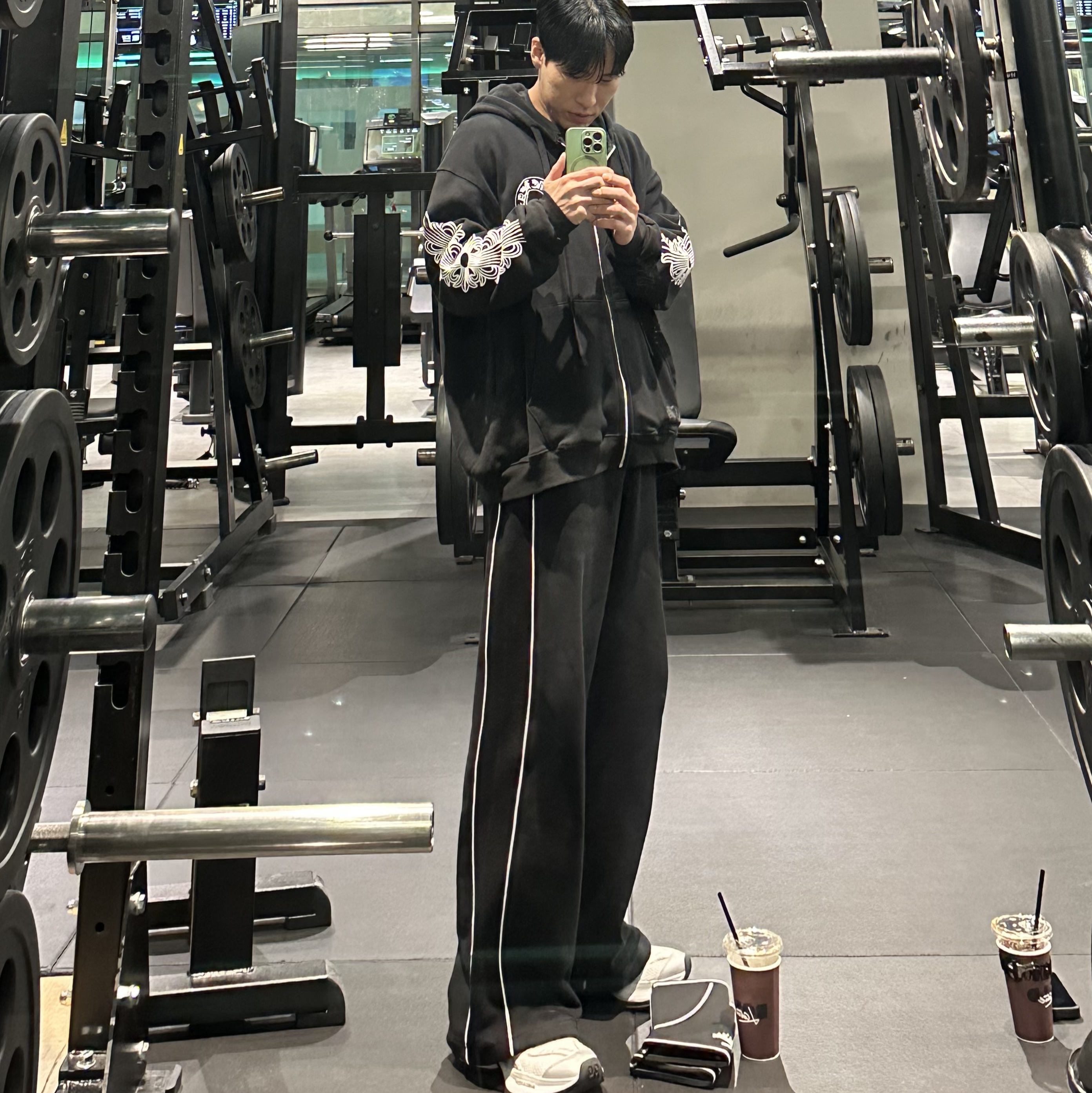 Chrome Hearts Horseshoe Floral Heavyweight Zip-Up Hoodie Black, Balenciaga Circuit Sneaker White Silver 착용 스타일