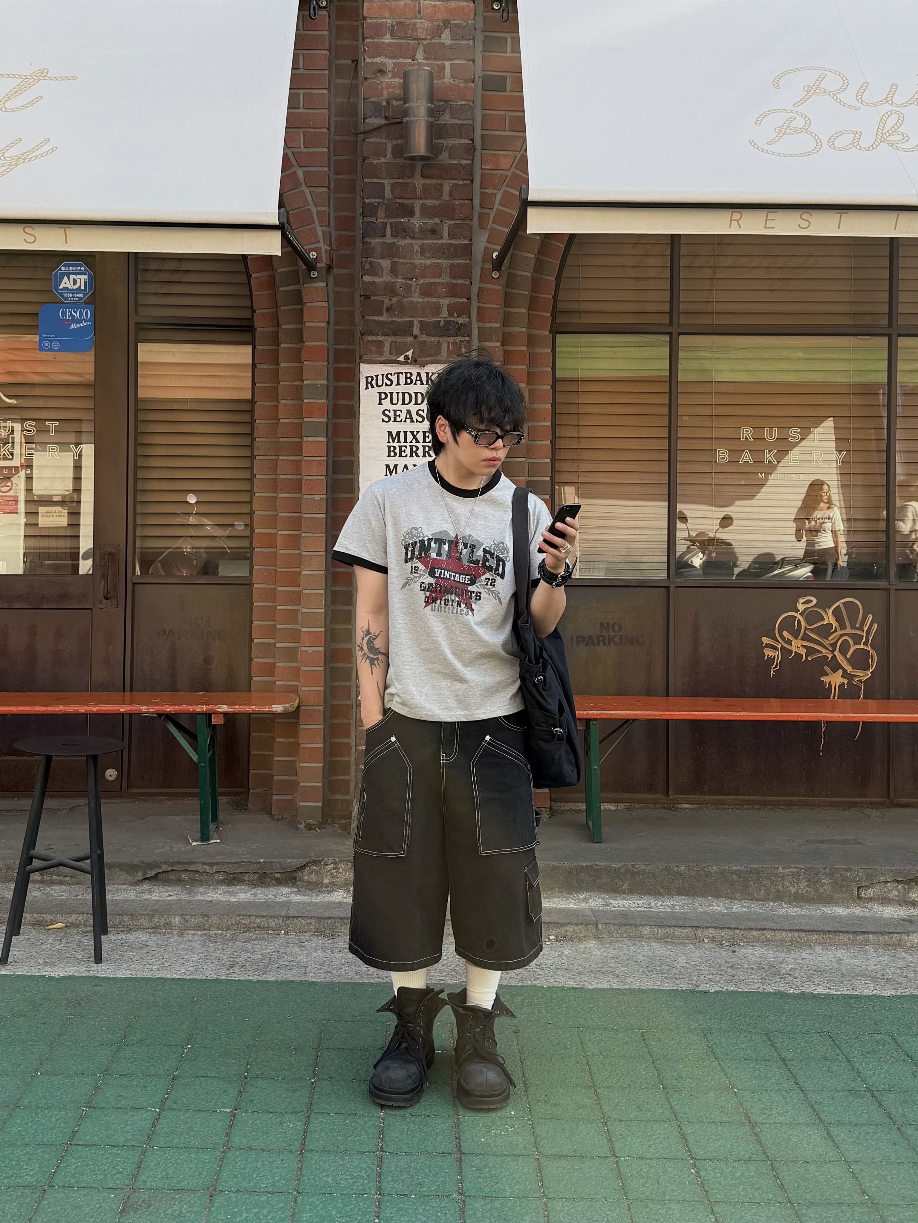 [KREAM 단독] Flavorism Carpenter Bermuda Denim Pants Black, Flavorism VTG Graphic Linger T-shirt Melange Black 착용 스타일 - 6