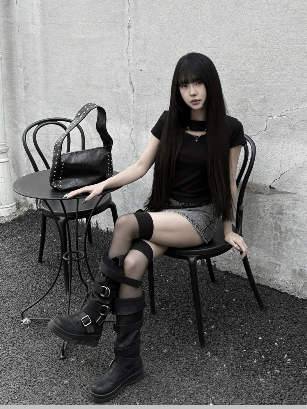 PHOS333 W Slim Fit Slit T-Shirt Black 착용 스타일 - 3