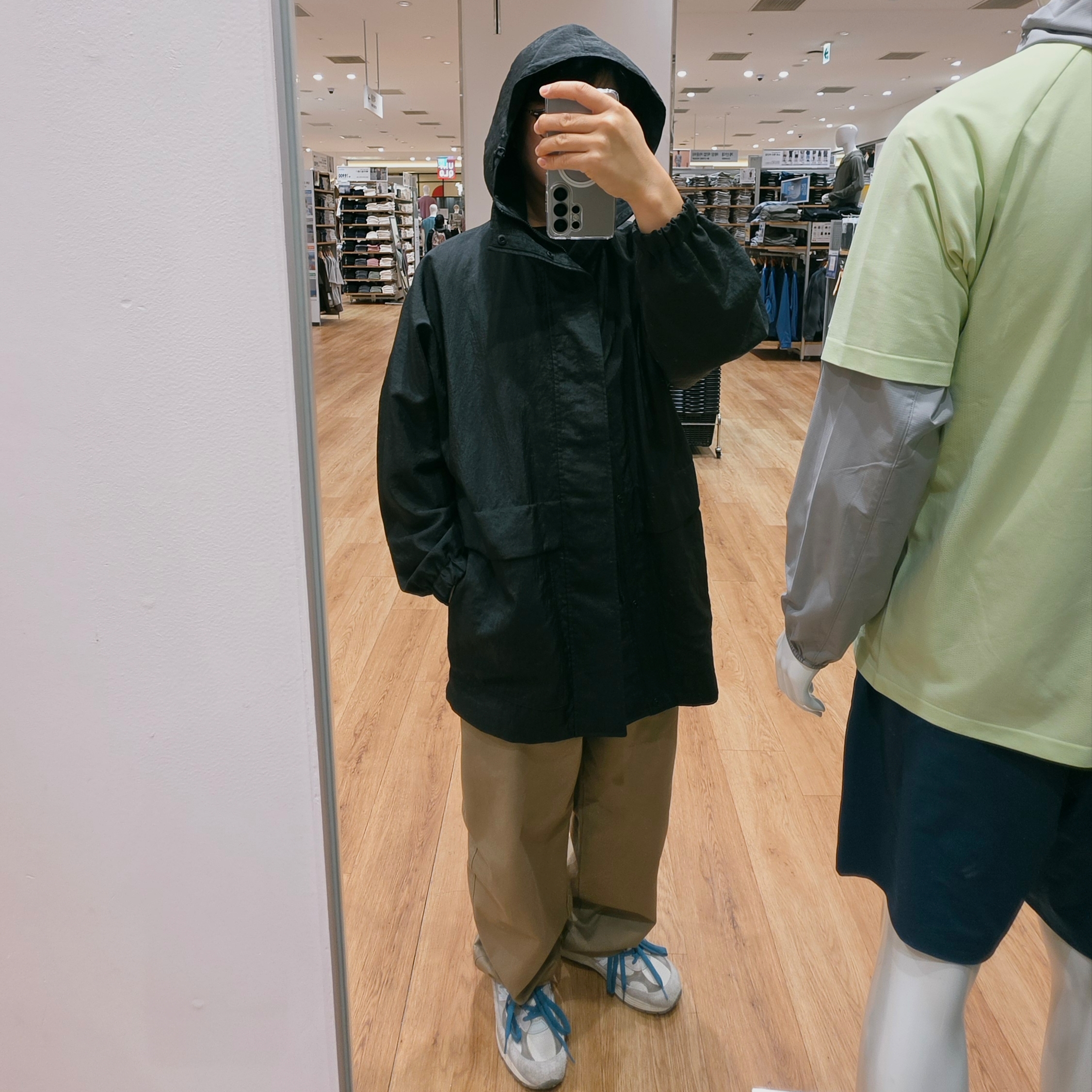 Uniqlo U Utility Parka Black 착용 스타일