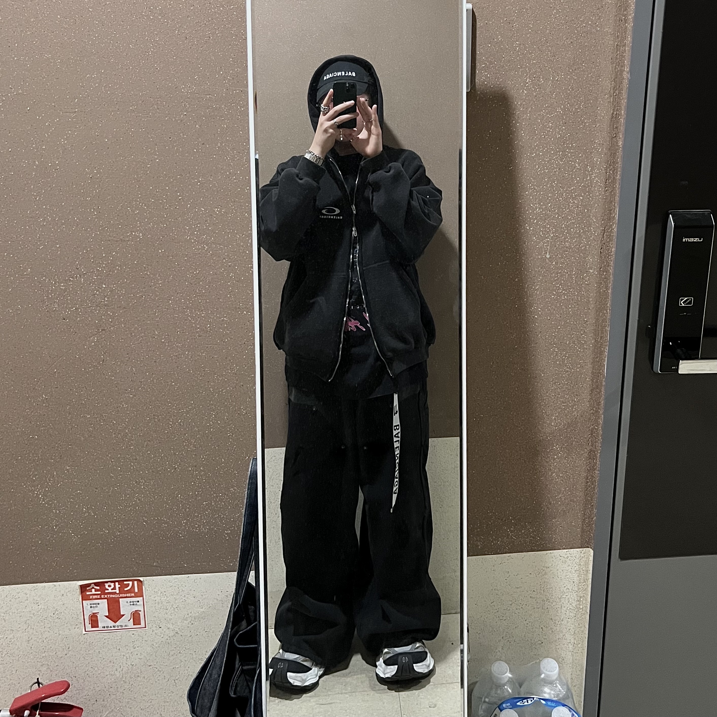 Balenciaga Logo Cap Black, Balenciaga Ripped Off Baggy Pants Black Green Red 착용 스타일 - 1