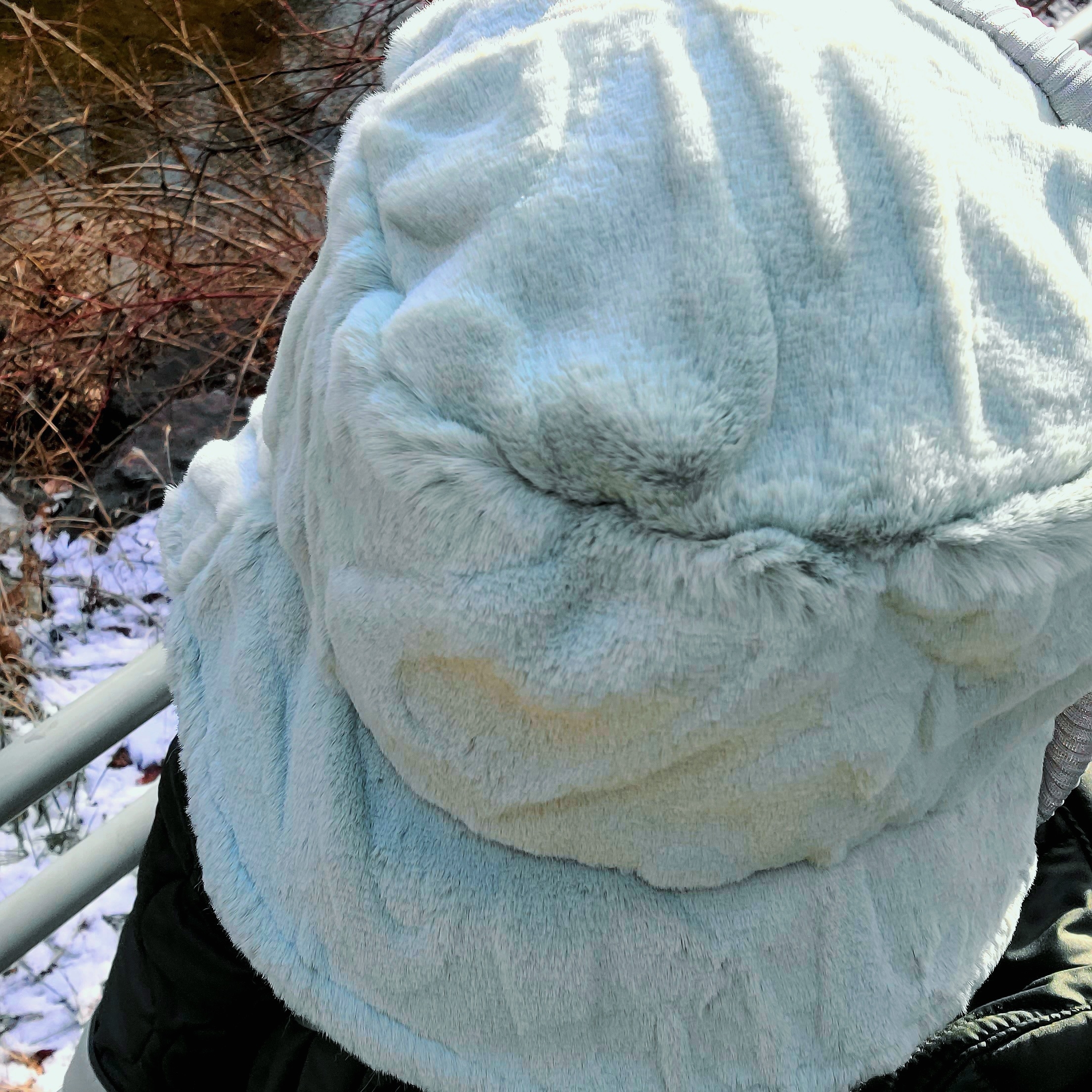 (W) Nike Apex Faux Fur Bucket Hat Jade Horizon 착용 스타일