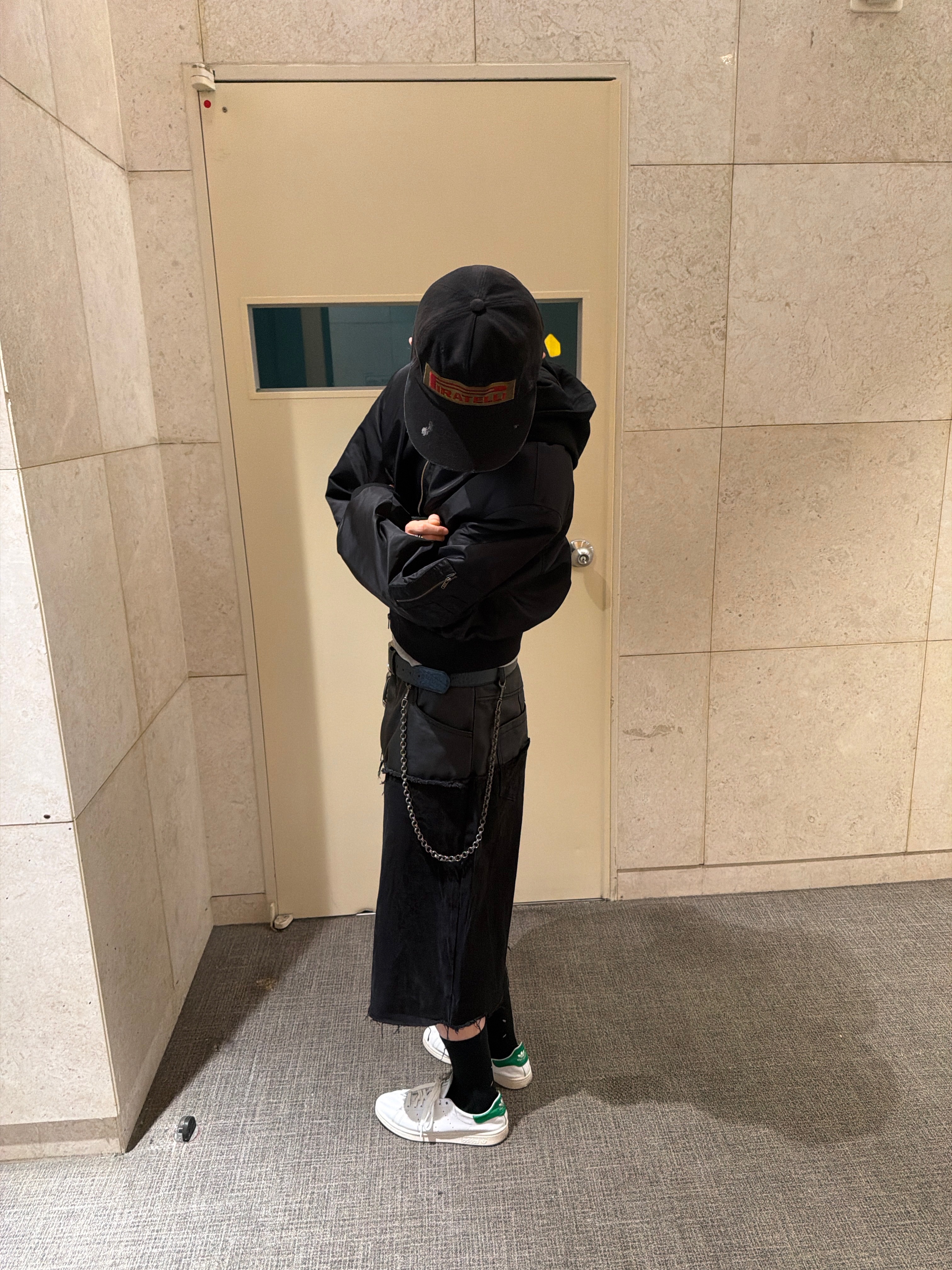 CSC Shifted Cropped Bomber Jacket Black, ROARINGRAD Layered Carbon Bermuda Denim Pants Black 착용 스타일 - 3