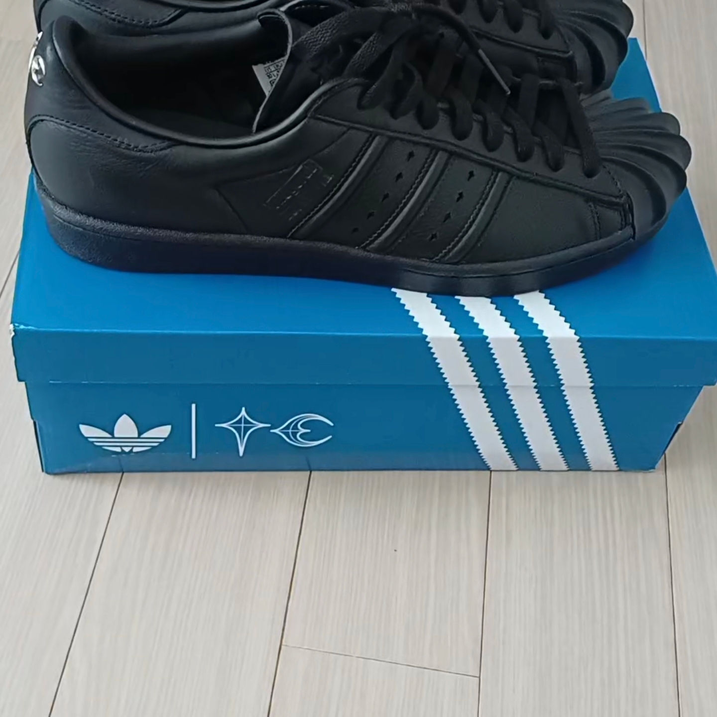 Adidas x Thug Club Superstar Vintage Core Black 착용 스타일