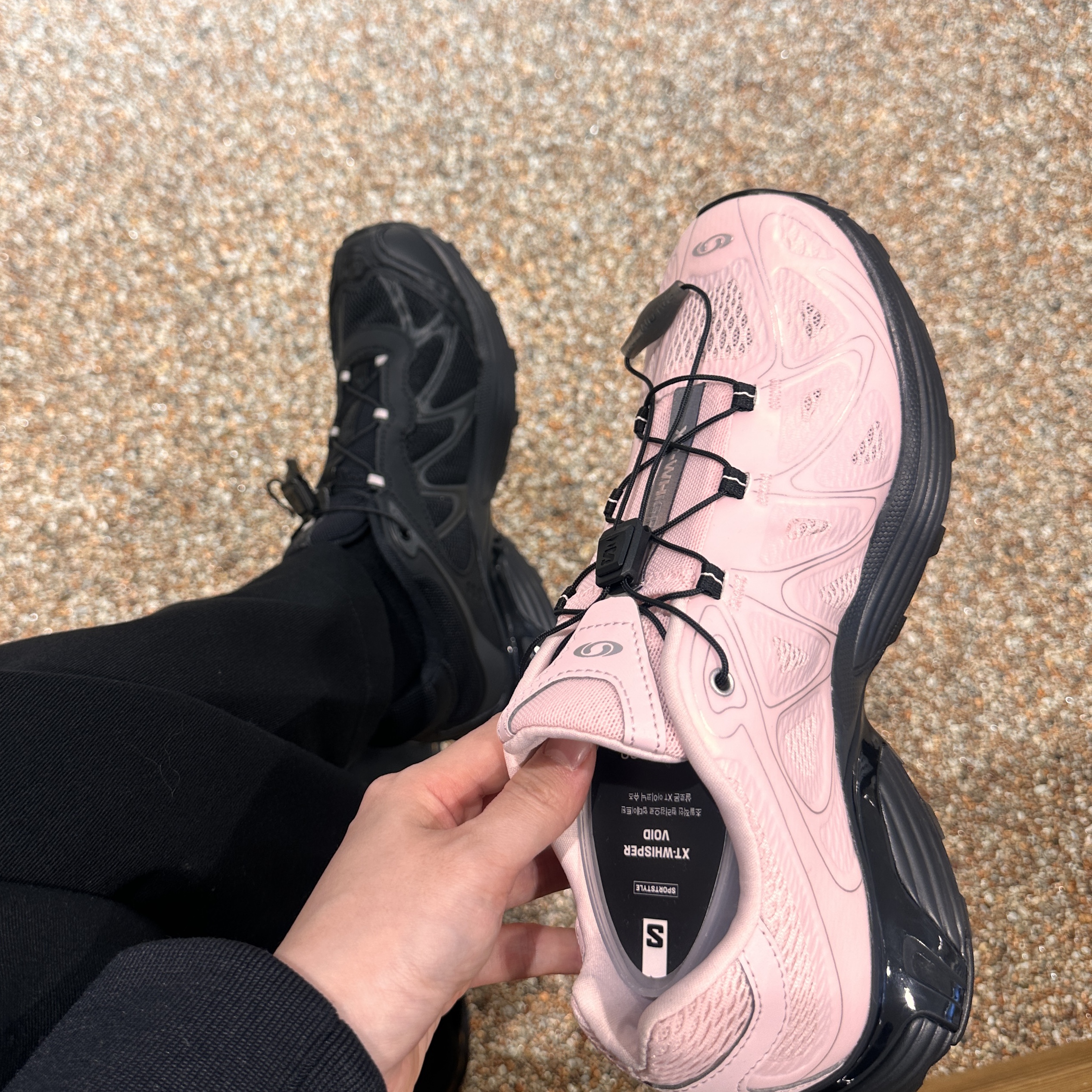 Salomon XT-Whisper Black Asphalt, Salomon XT-Whisper Void Icy Pink Black 착용 스타일 - 2