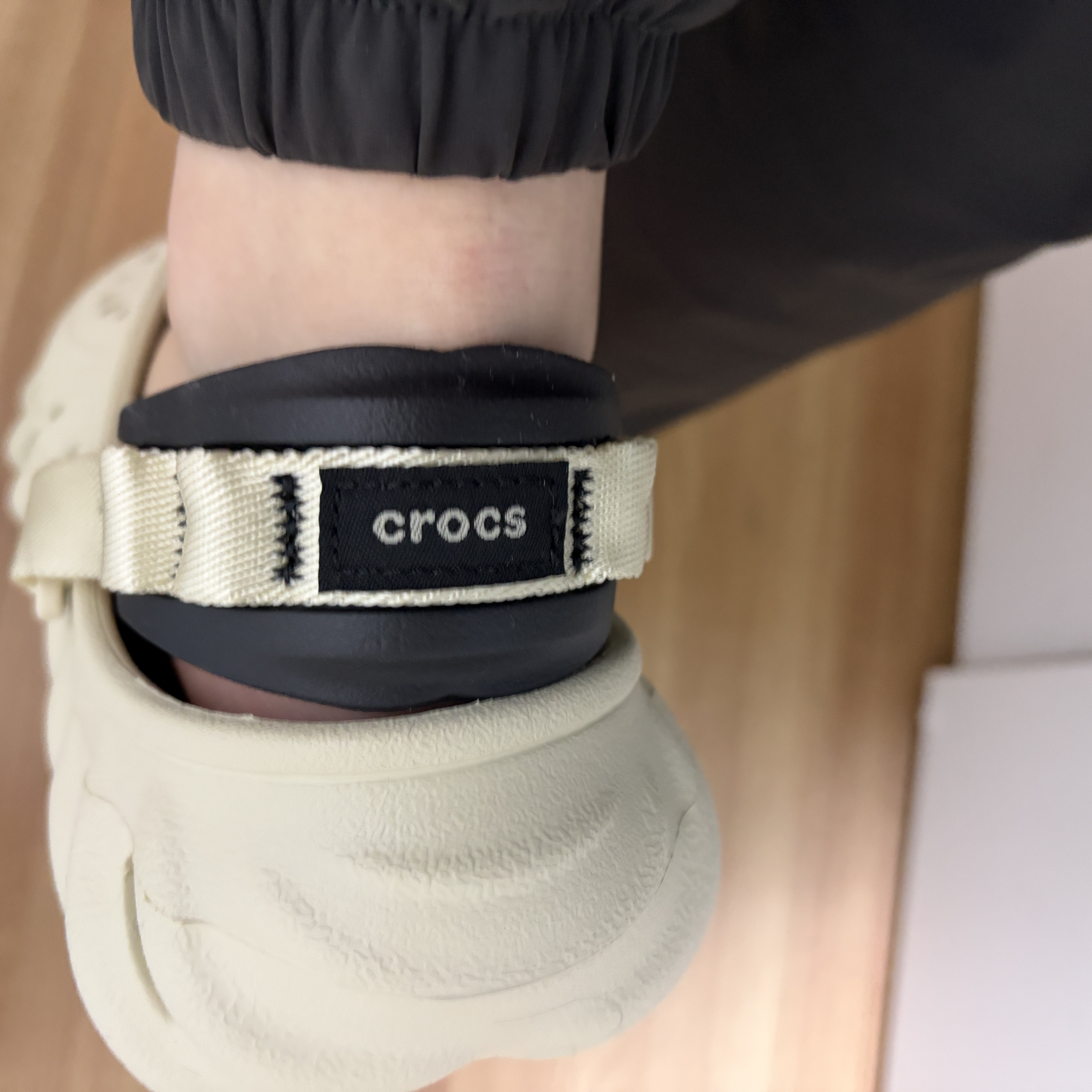 Crocs Echo Clog Bone Black 착용 스타일 - 2