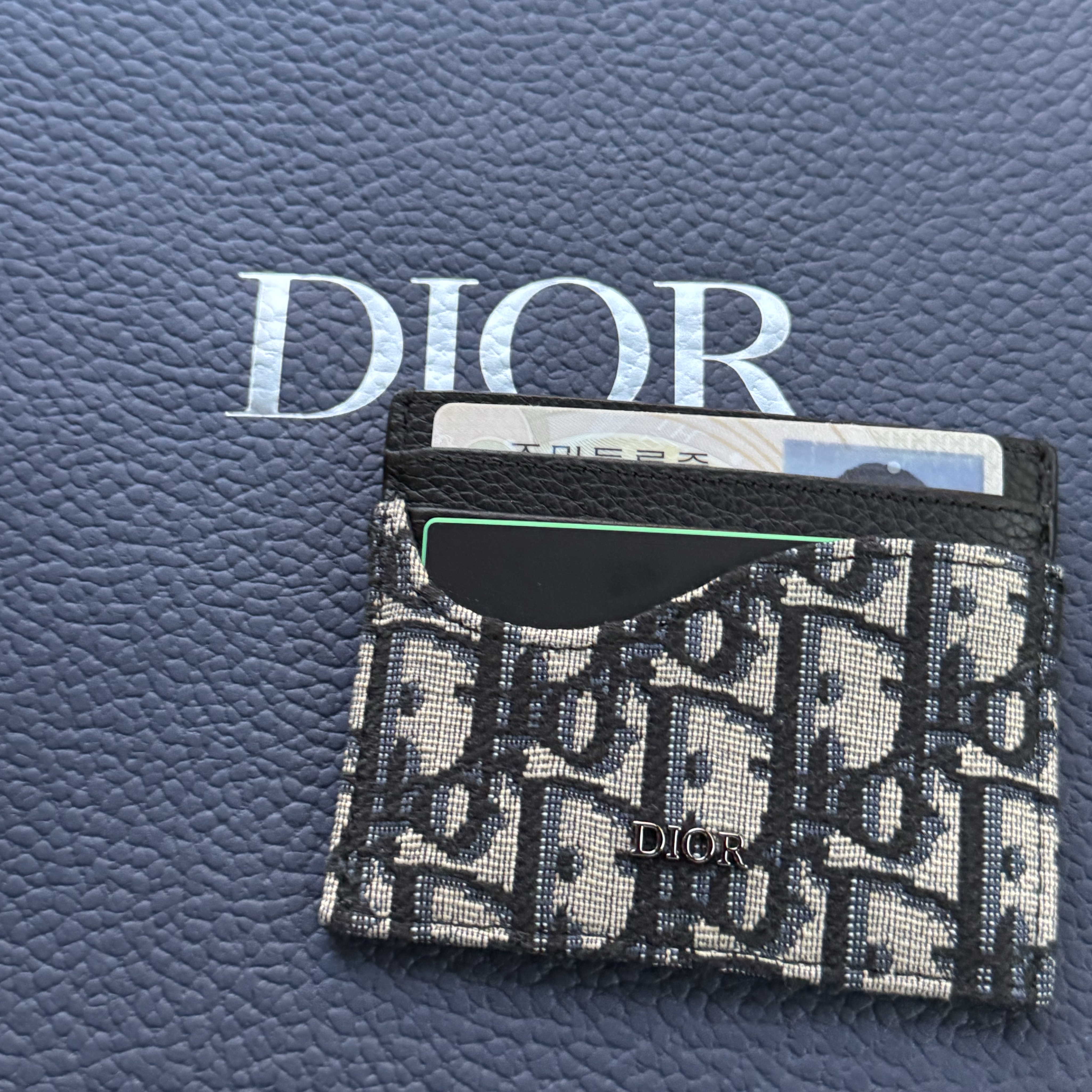Dior Saddle Card Holder Black Grained Calfskin Beige Black Dior Oblique Jacquard 착용 스타일
