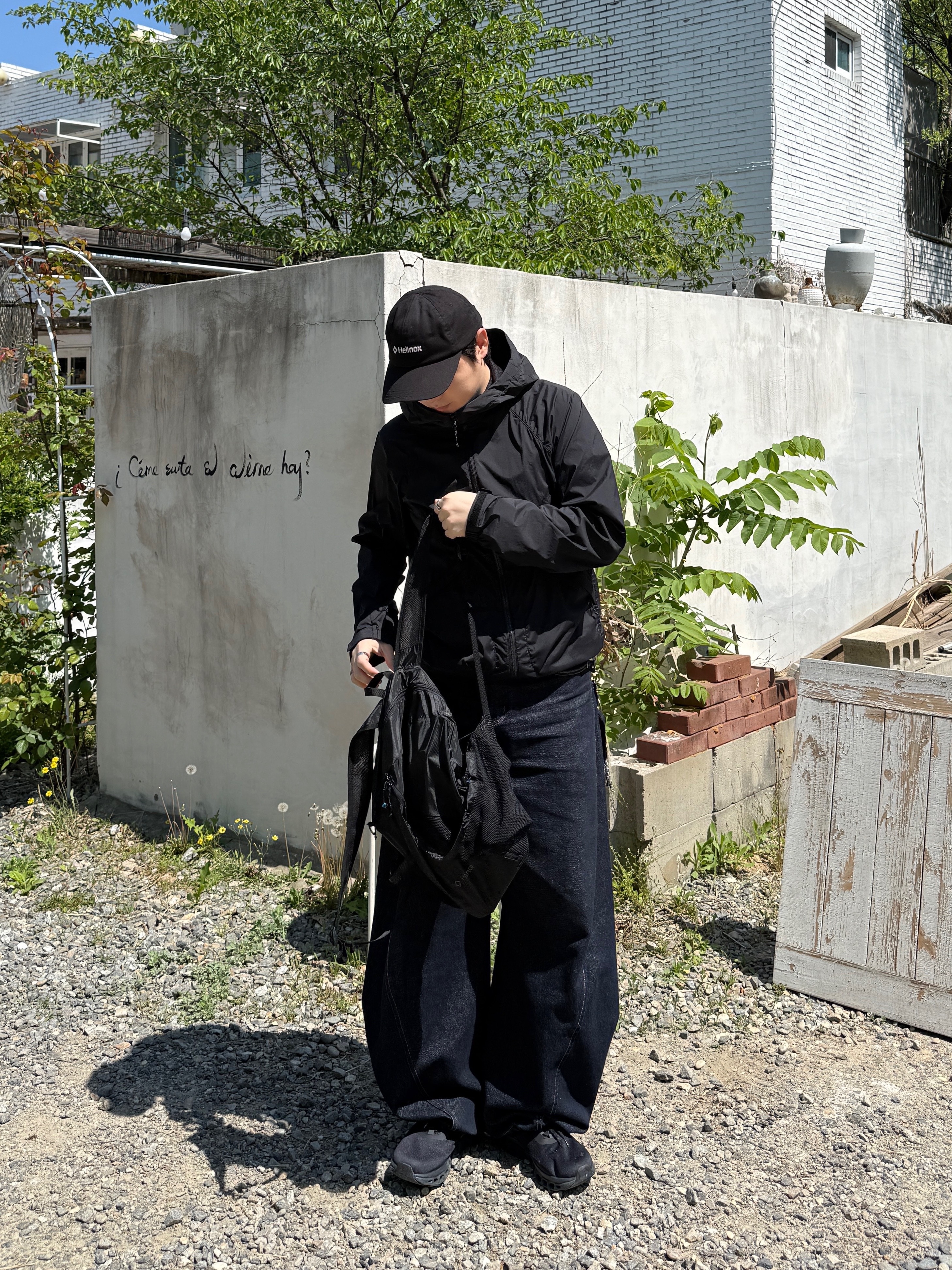 On Running Cloudmonster Void Black, Helinox Wear Eclipse Lightpack 15 Black 착용 스타일 - 2
