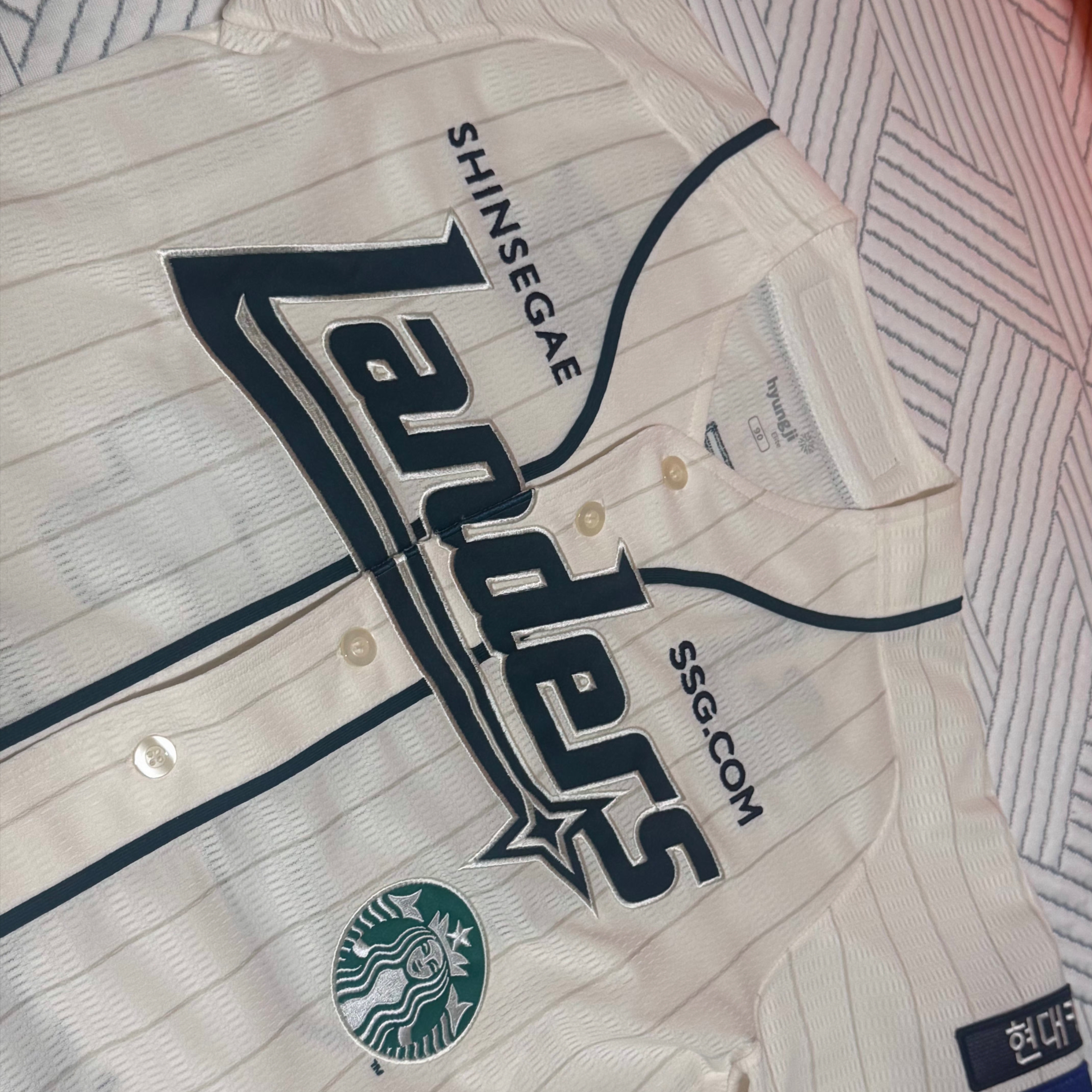 SSG Landers x Starbucks 26 Starbucks Day Uniform Green Ivory (Non Marking Ver.), SSG Landers x Starbucks 25 Starbucks Day Uniform Ivory (Non Marking Ver.) 착용 스타일 - 3