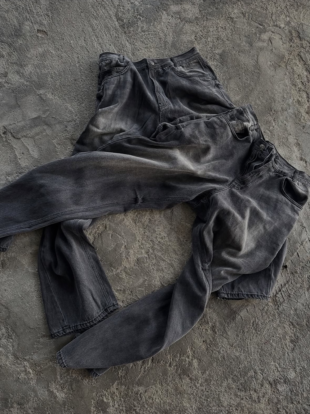 AX CONNECTION Waxed Curved Wide Baggy Denim Pants, AX CONNECTION Summer Oil Washed Flare Denim Pants 착용 스타일 - 4