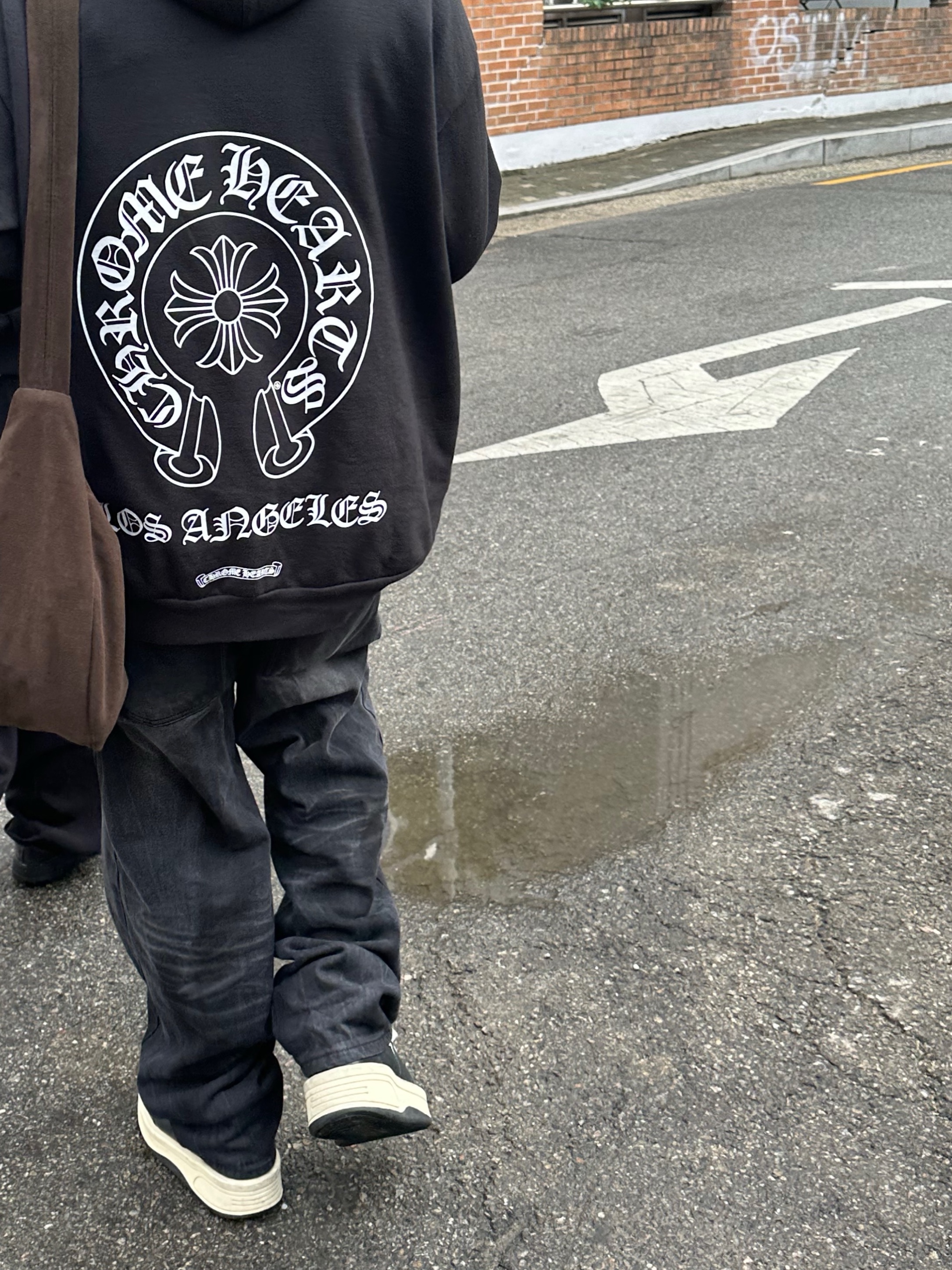 Chrome Hearts Horseshoe Hoodie Black - Los Angeles Exclusive, AX CONNECTION Engineered Oil Washed Wide Baggy Denim Pants Black 착용 스타일