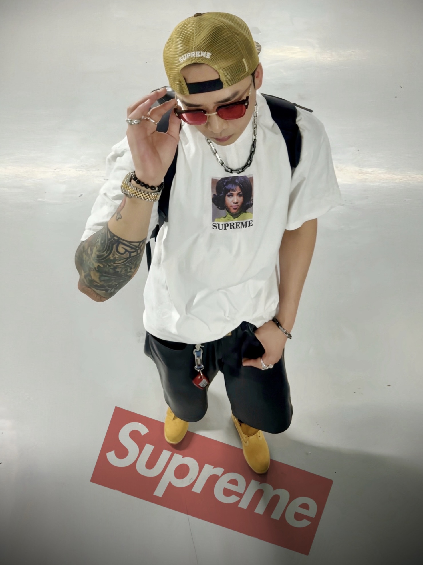 Supreme x Toy Machine Mesh Back 5-Panel Leopard - 24SS, Supreme Aretha T-Shirt White - 26SS 착용 스타일