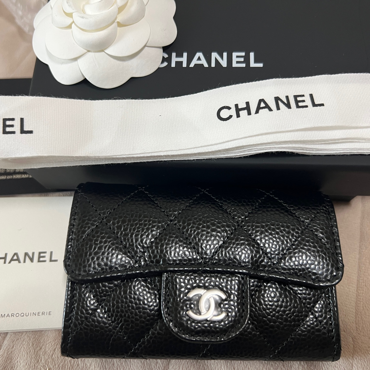 Chanel Classic Card Holder Grained Calfskin & Silver Black 착용 스타일