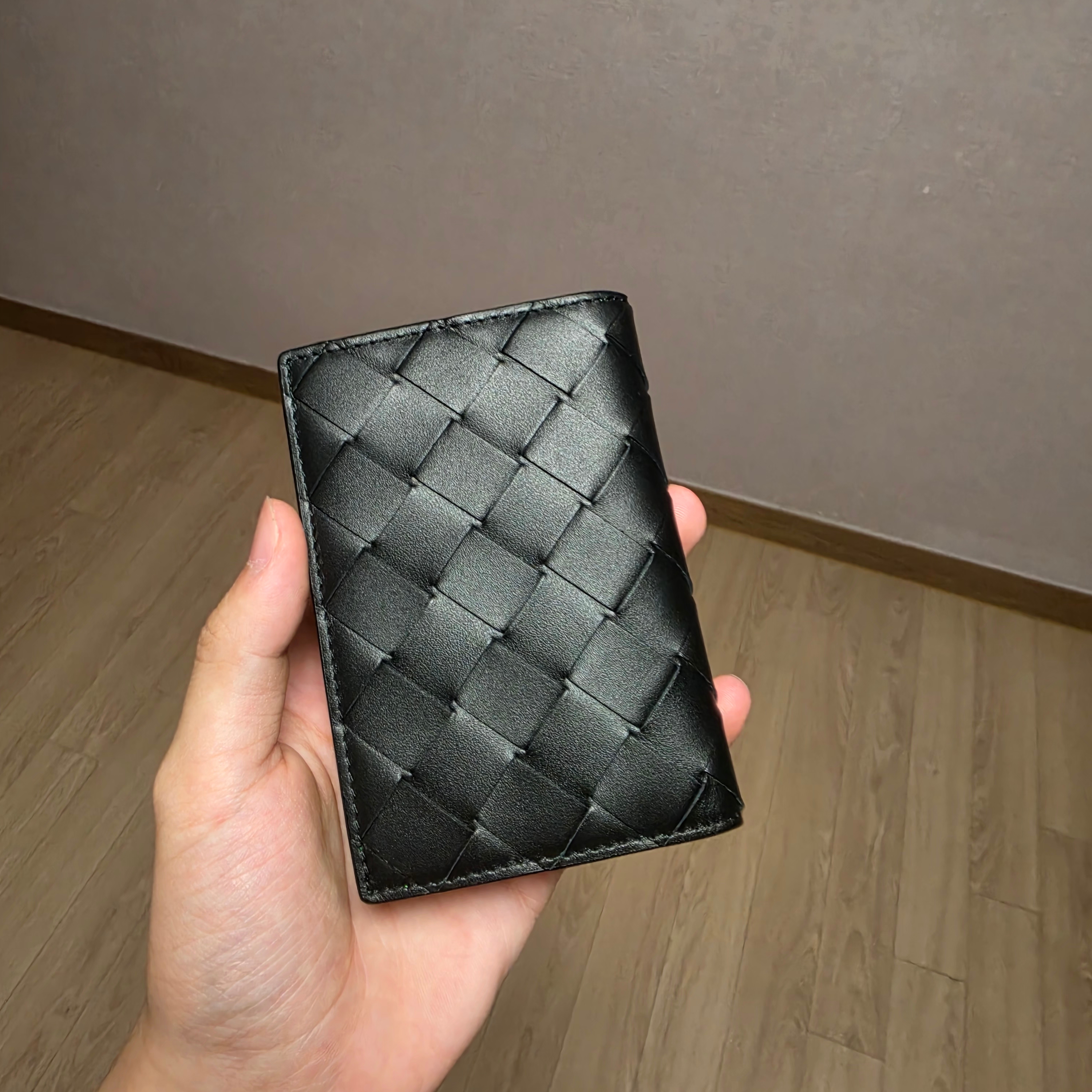 Bottega Veneta Intrecciato Flap Card Case Black Grass 착용 스타일 - 2