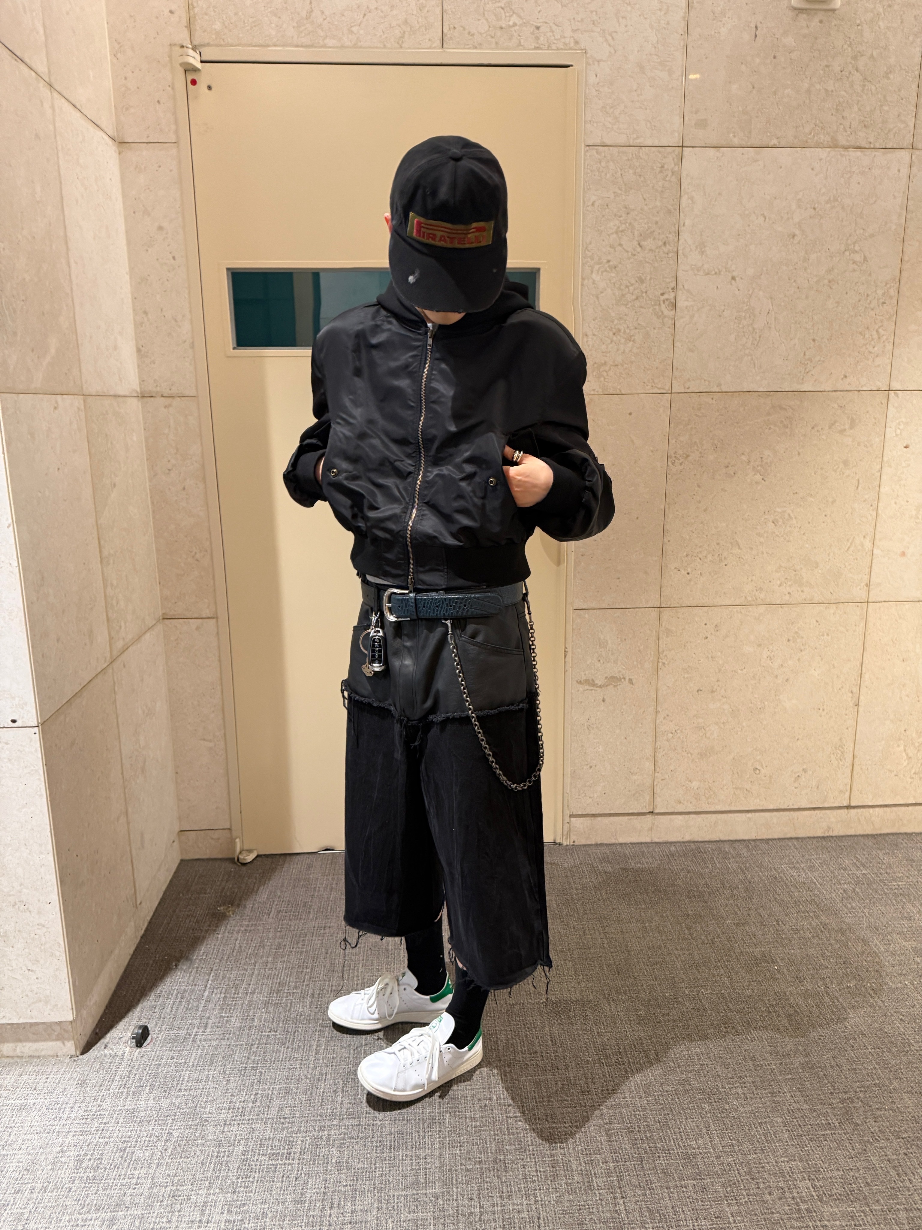 CSC Shifted Cropped Bomber Jacket Black, ROARINGRAD Layered Carbon Bermuda Denim Pants Black 착용 스타일 - 2