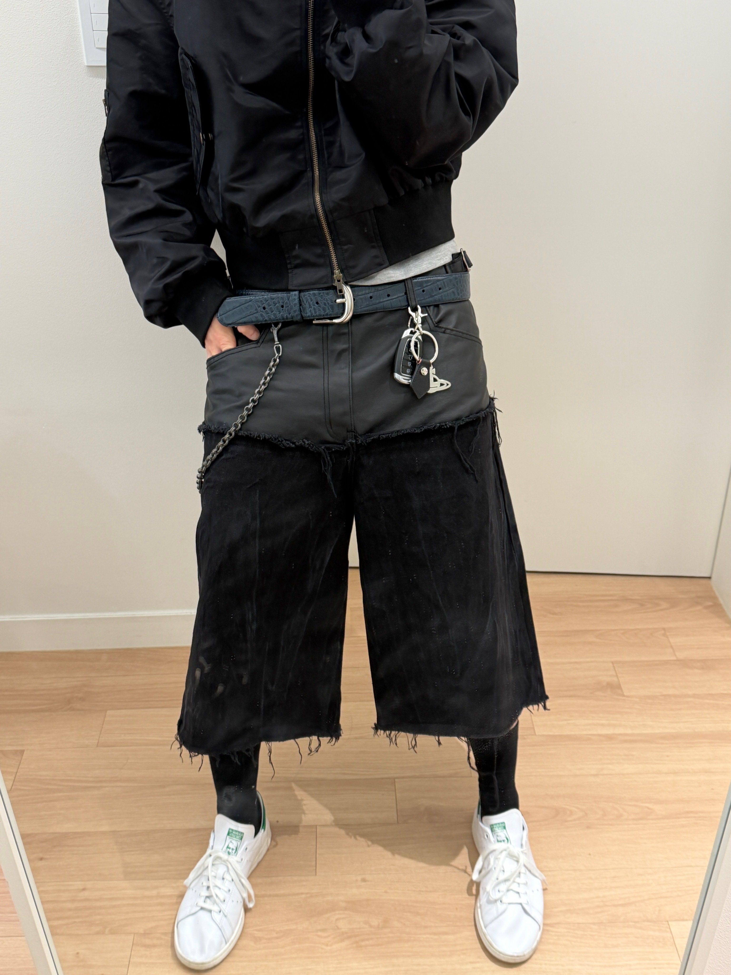 CSC Shifted Cropped Bomber Jacket Black, ROARINGRAD Layered Carbon Bermuda Denim Pants Black 착용 스타일 - 9